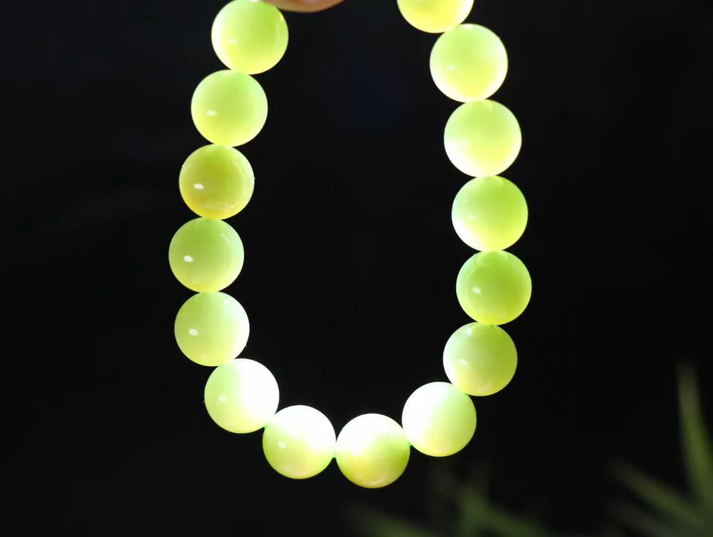 【腕间风华】

和田玉碧玉猫眼手串，玉质冰润 眼线灵动，佩戴于腕间，尽显高贵气质。无论是日常搭配还是重要场合，都是您优雅风范的点睛之笔。

重44.5克  尺寸12mm  36823212113O