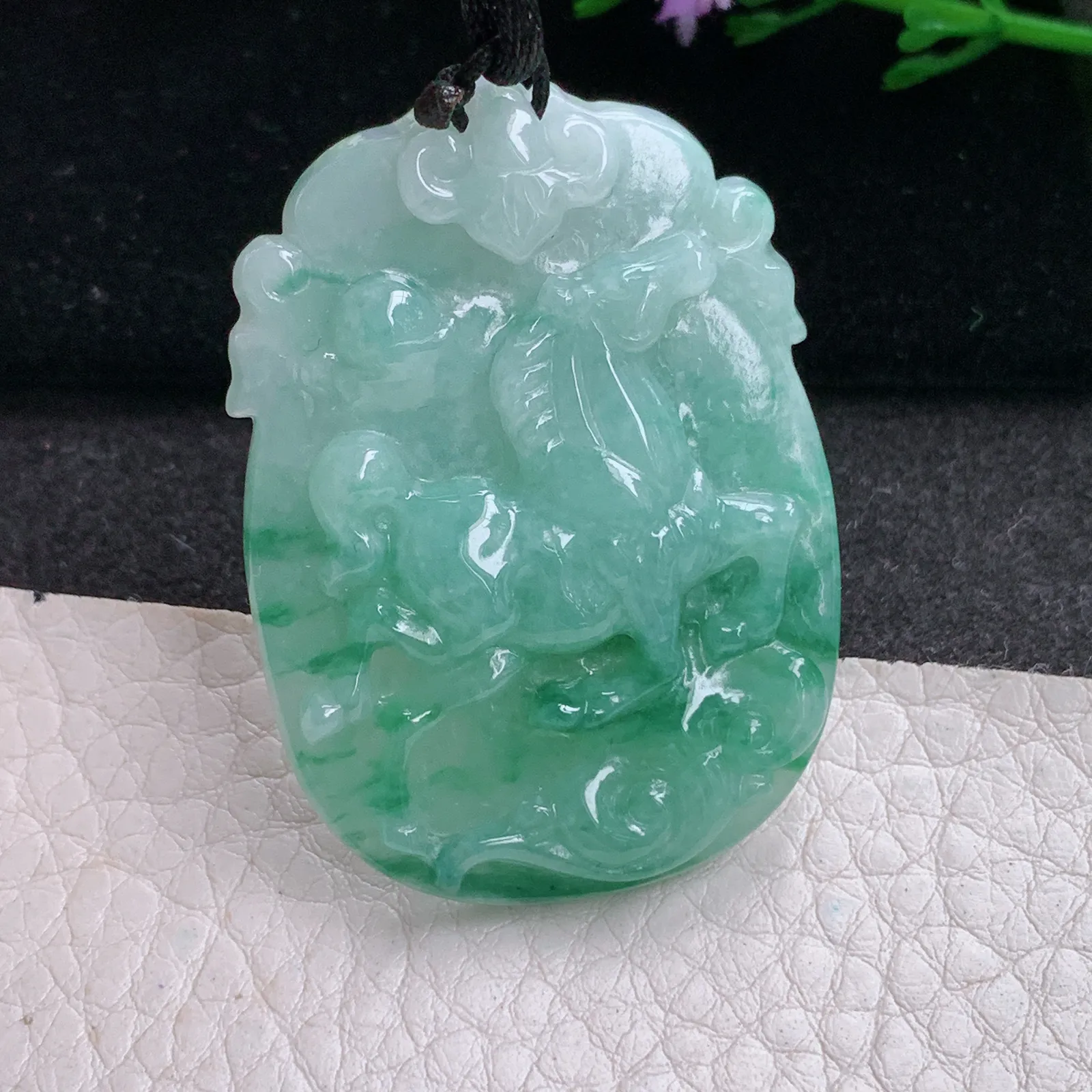 f8自然光45*32.5*6天然缅甸翡翠A货飘花飞马 生肖马 马到功成玉吊坠