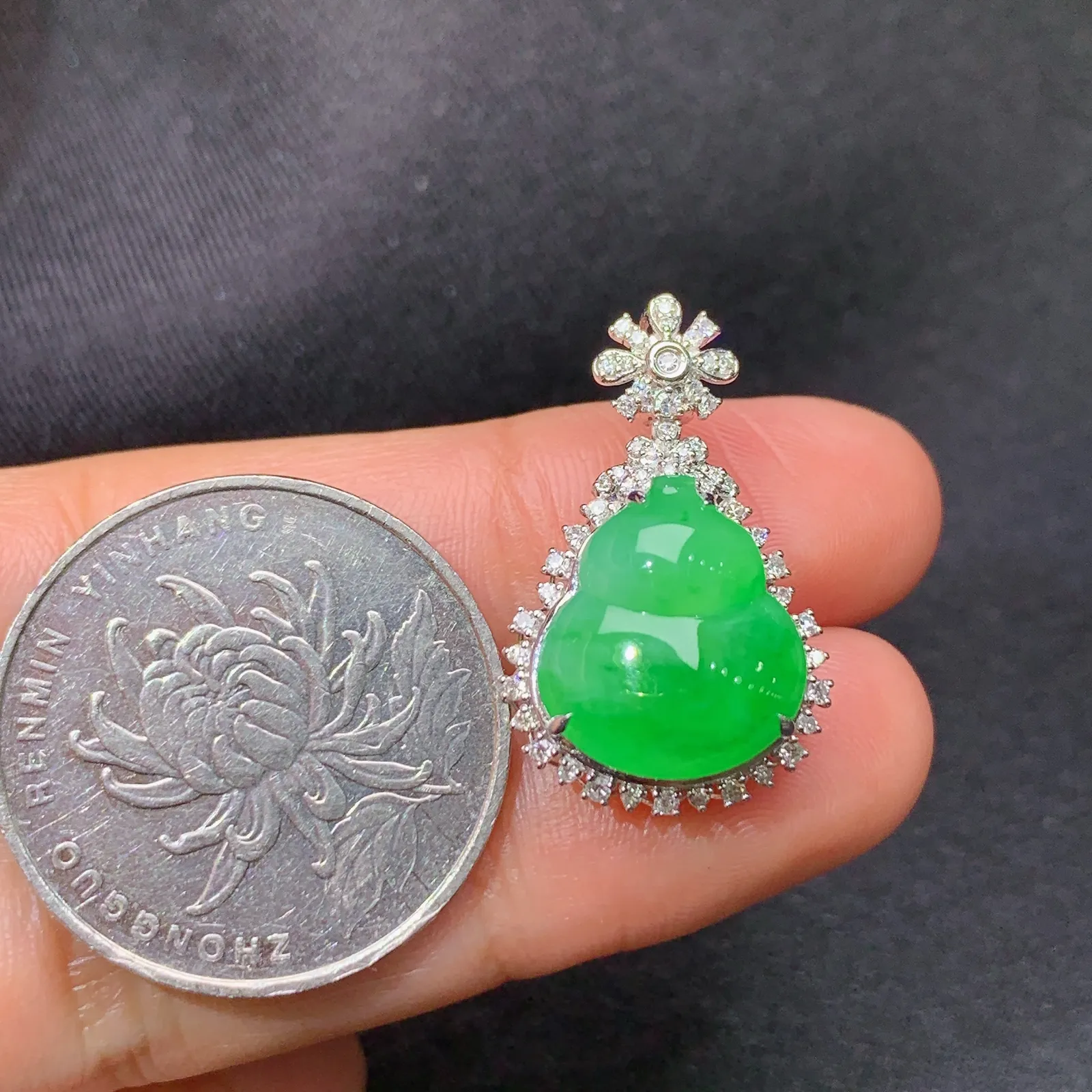 阳绿葫芦吊坠，18k金钻镶嵌，冰润色阳，玉质细腻，Sk整体尺寸24.5*15.3*9.2