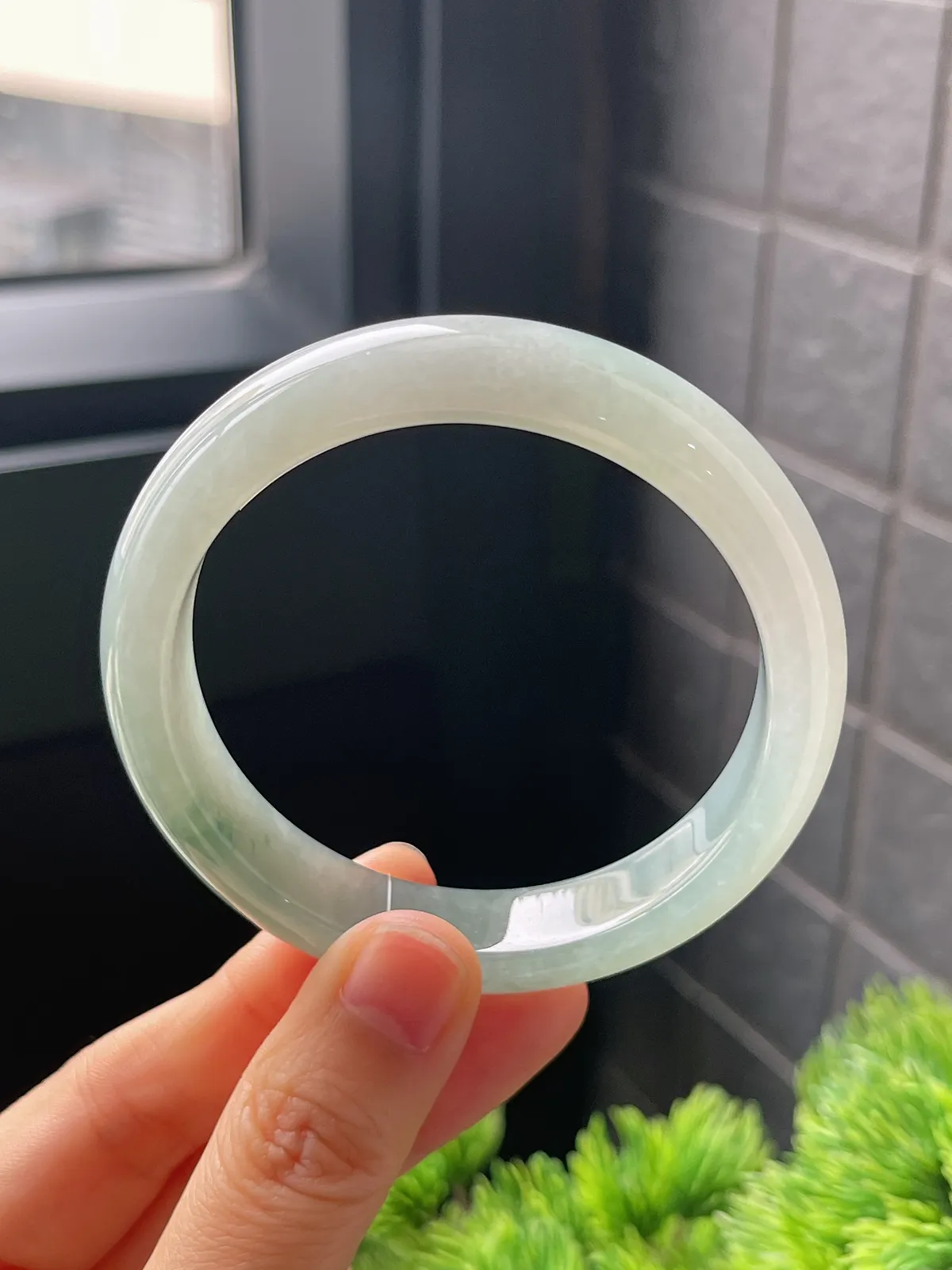 正圈54.7圈口，翡翠冰糯种淡绿色手镯