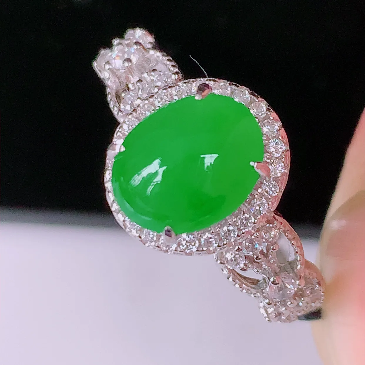 冰透满绿翡翠925银镶嵌戒指， 自然光实拍，翠色灵动，颜色漂亮，种老水足，品相佳佩戴佳品！#97.19（圈口可调大小）整体25*18*7.2裸石8.5*6.8