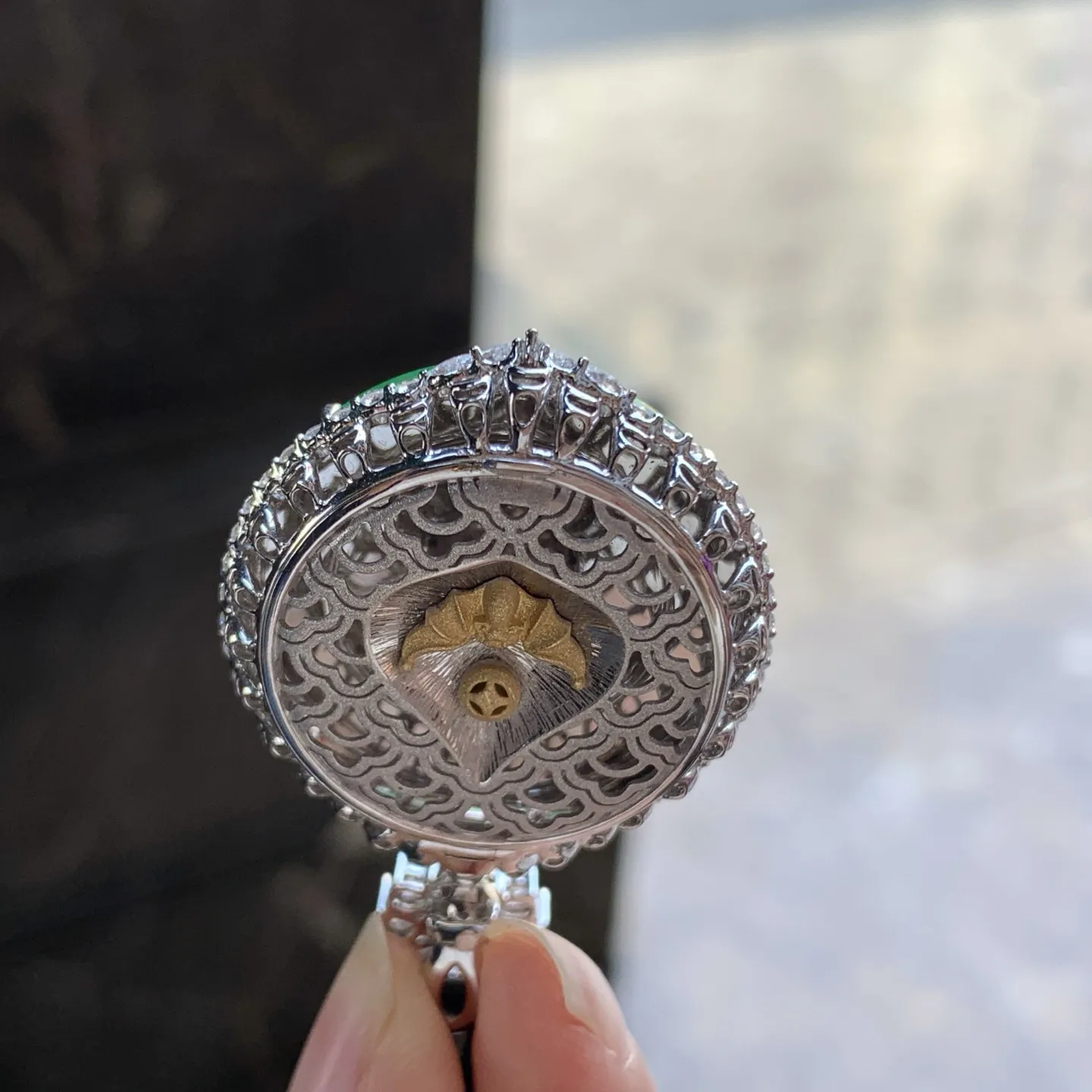 金钻镶嵌辣绿色圆牌^_^鲜艳