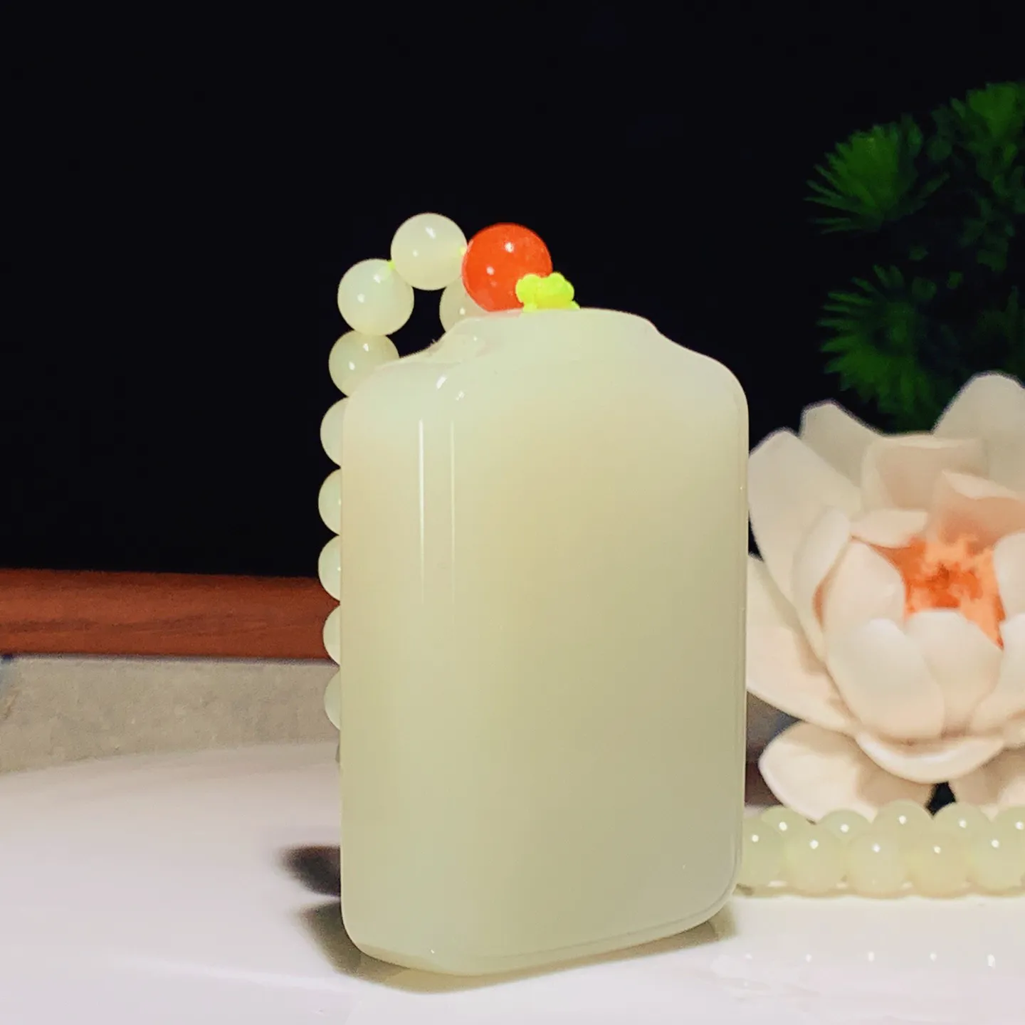 新疆和田玉若羌黄口料平安无事牌子挂件 尺寸50/35/12重93.5克，玉质细腻油润 脂粉好，品质好！lt260302