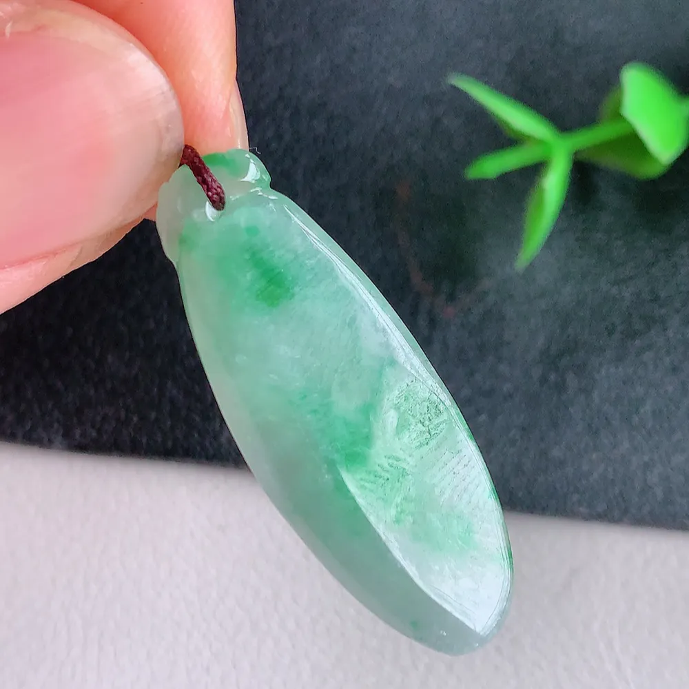 冰润飘阳绿福瓜翡翠吊坠，呱呱来财，福气满满的美好寓意，清新自然  沁人心脾，造型独特，清秀高雅  W141.2  尺寸：33-12.2-5mm