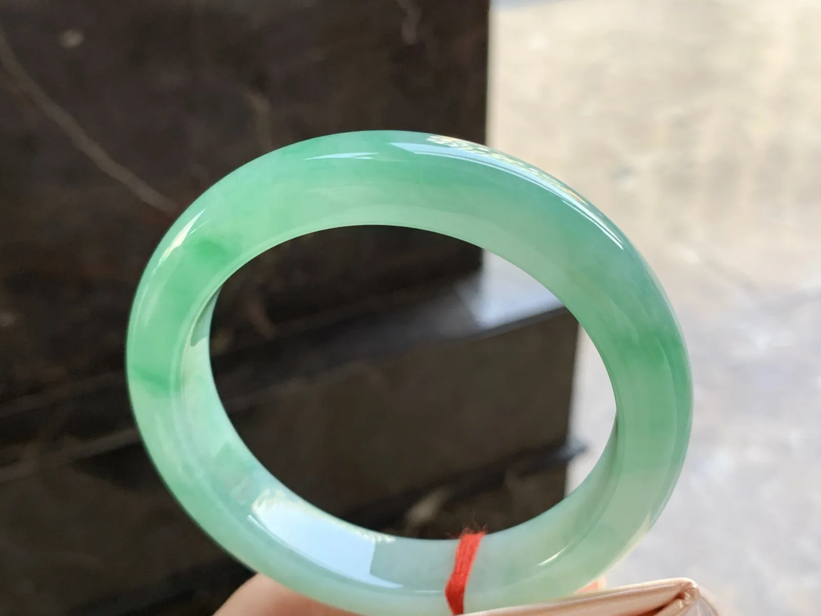 60.5-12.5-10

阳绿色手镯^_^大圈 玉质温润