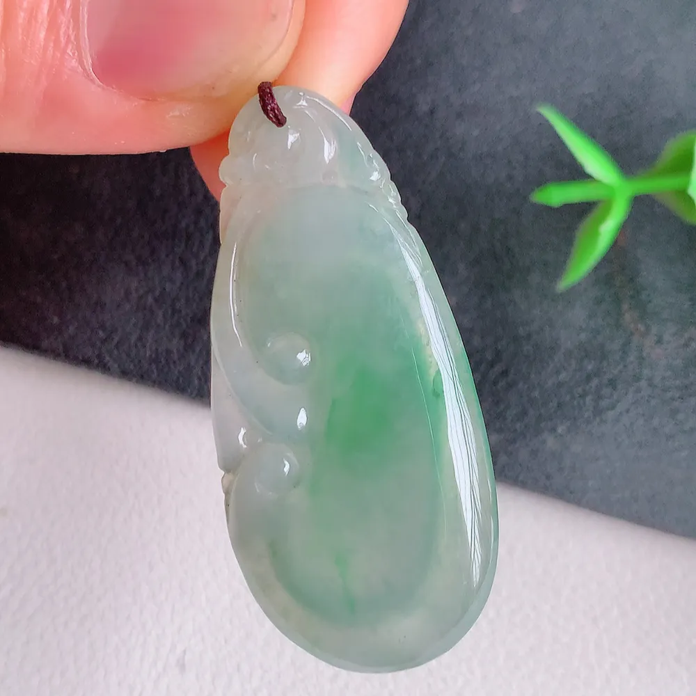 冰润飘花吉祥如意翡翠吊坠  寓意“万事如意，吉祥如意,福寿绵长 心想事成”饱满大气，通透水润  W141.2  尺寸：40.8-19-3.8mm