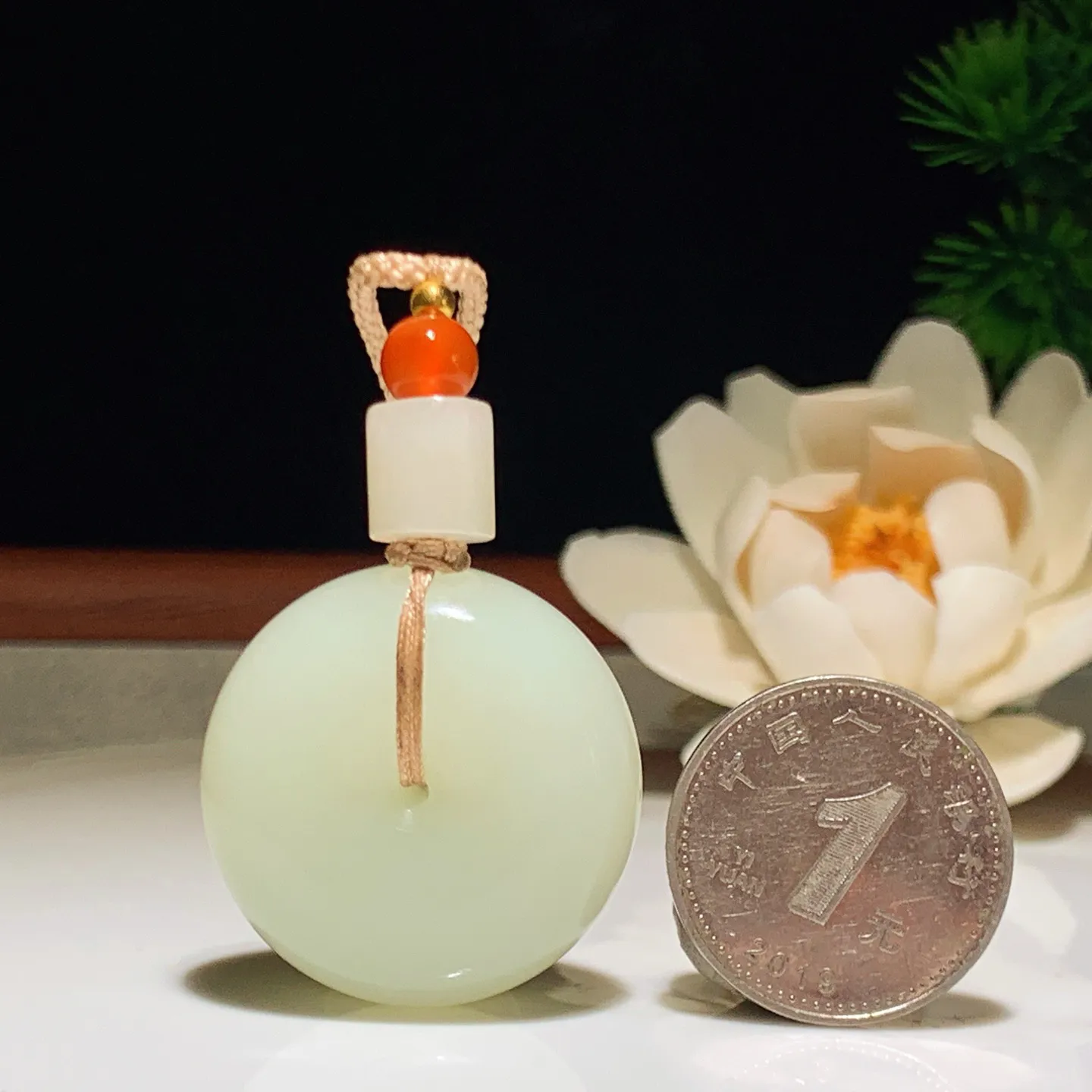 1新疆和田玉若羌黄口料平安扣挂件 尺寸28/13重22.5克，玉质细腻油润 脂粉好，品质好！lt260302