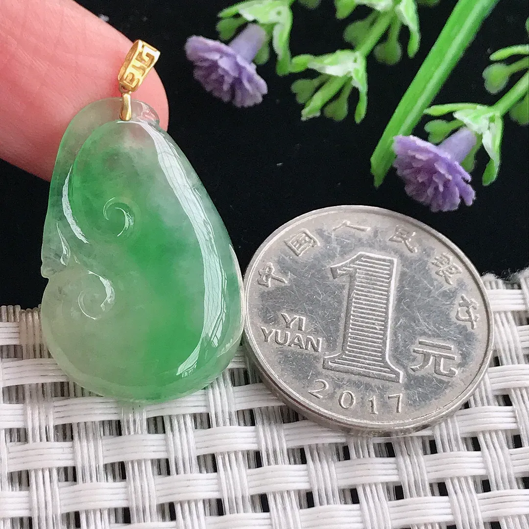 实拍A货翡翠28.5/19/5.3老坑18k金镶嵌冰阳绿如意吊坠翡翠挂件