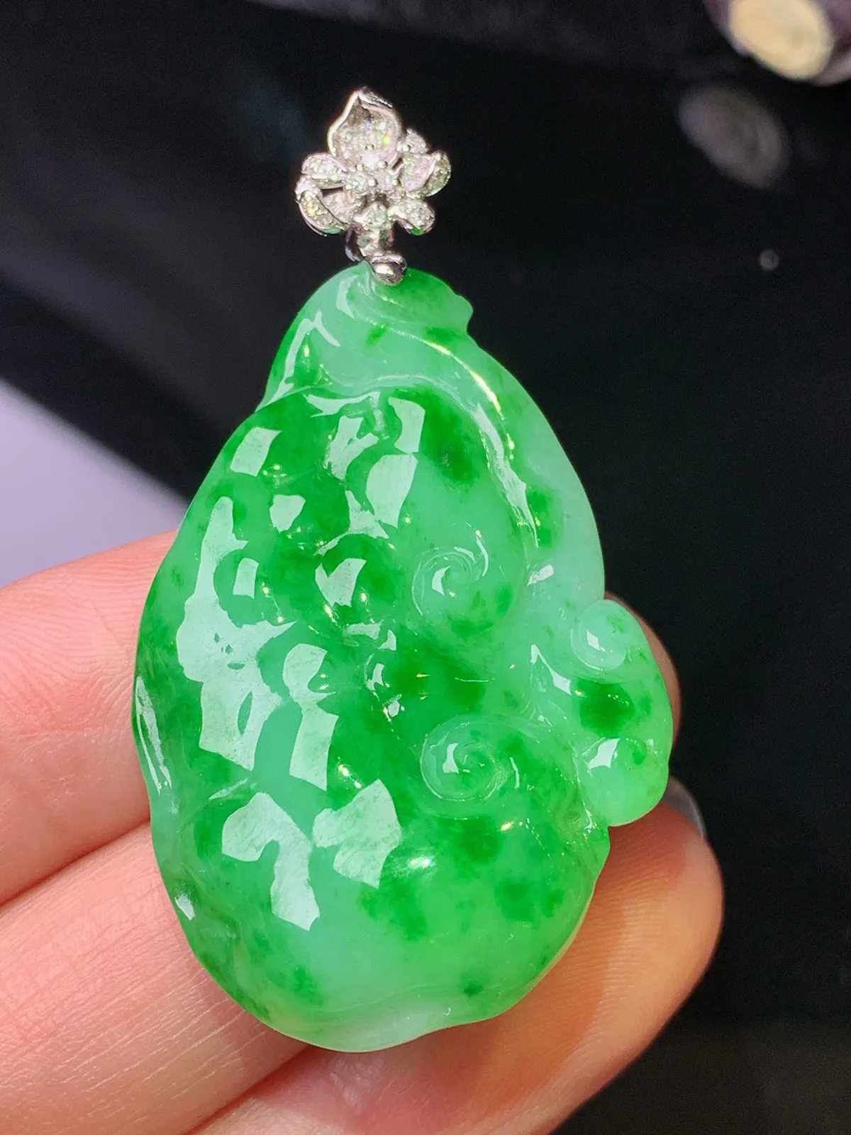 18k金钻镶嵌翠绿如意吊坠 玉质细腻 色泽清新艳丽 整体尺寸49.2*26.3*9.5