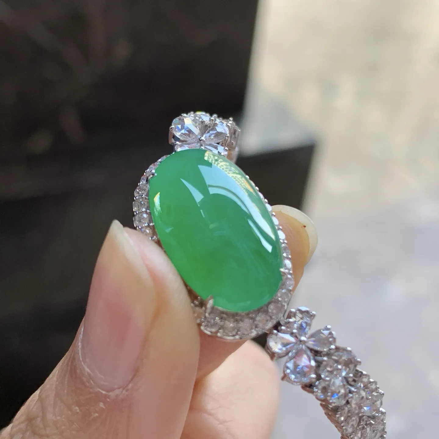 金钻镶嵌阳绿色蛋面手链^_^鲜艳 玉质温润