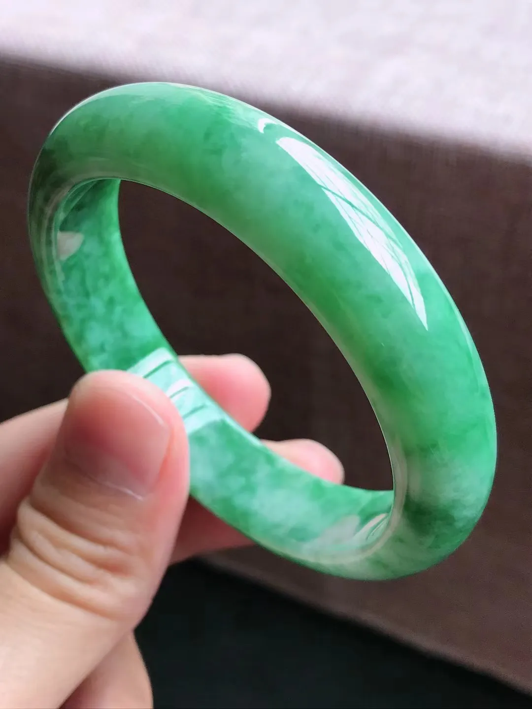 圈口55～56 天然翡翠老坑冰润满绿色正圈手镯 尺寸55.5*13.5*8.2mm