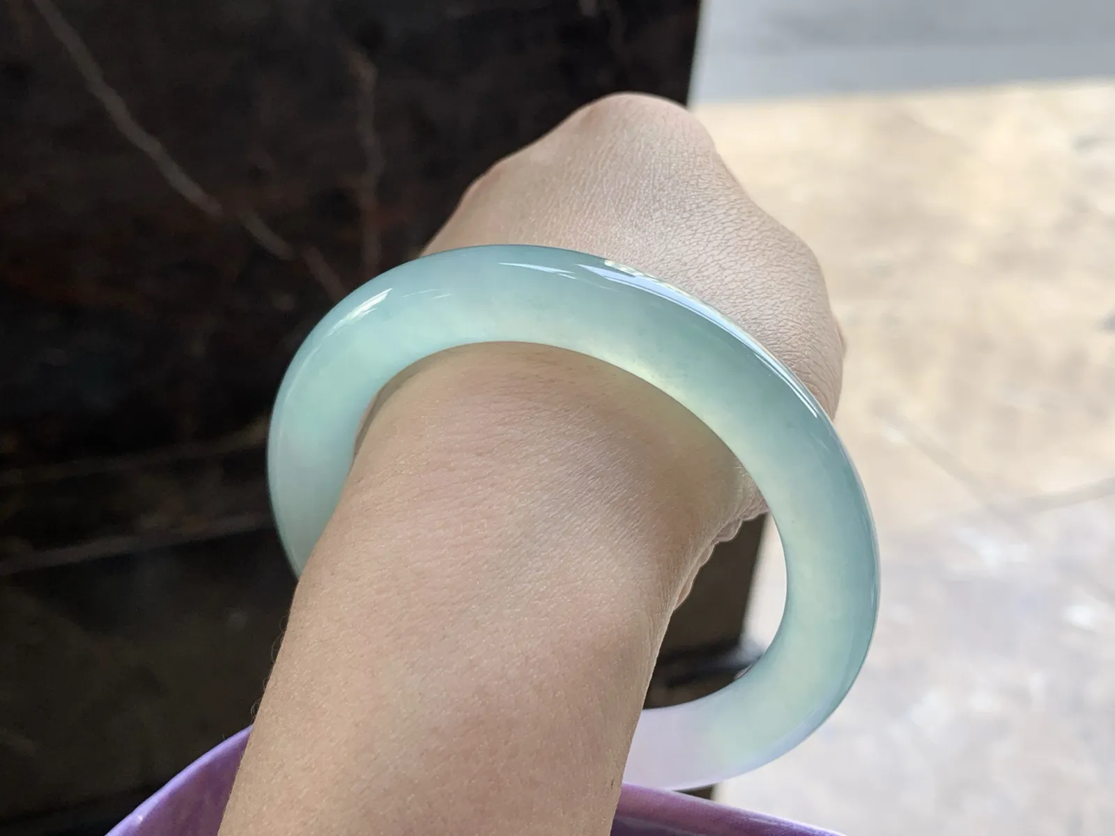 56-10.5

冰晴圆条手镯^_^透亮