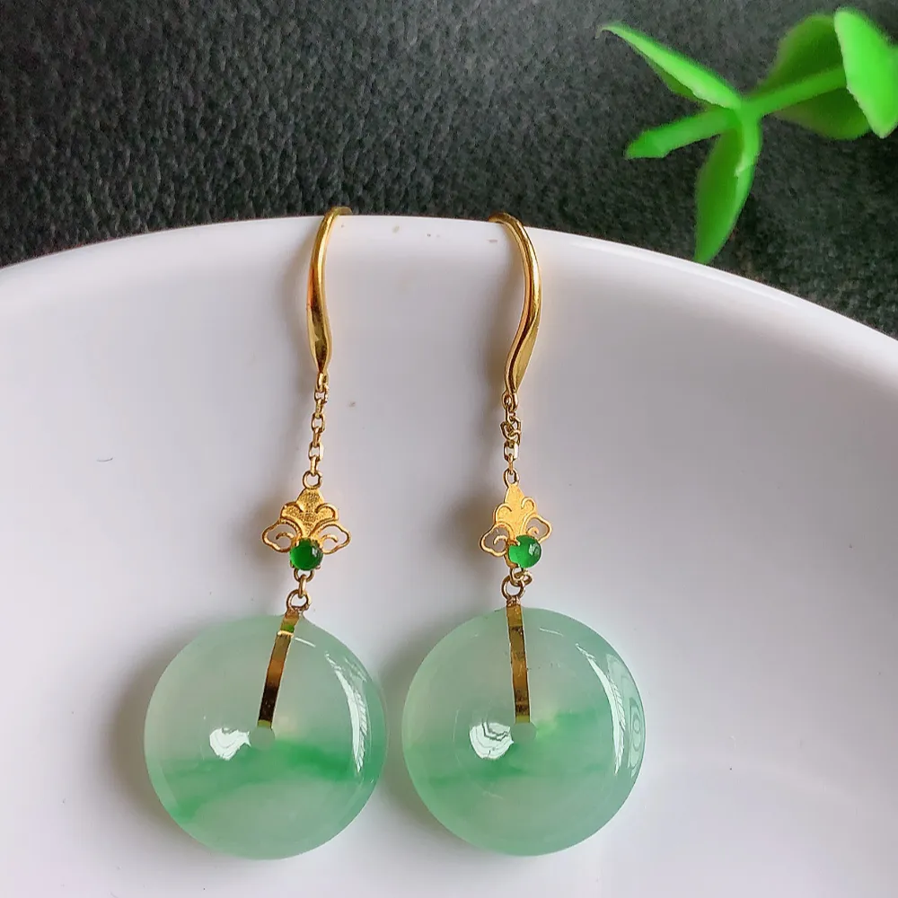 18k金冰透飘绿翡翠平安扣耳坠，自然光实拍，翠色灵动，颜色漂亮，种老水足，品相佳，佩戴佳品！W141