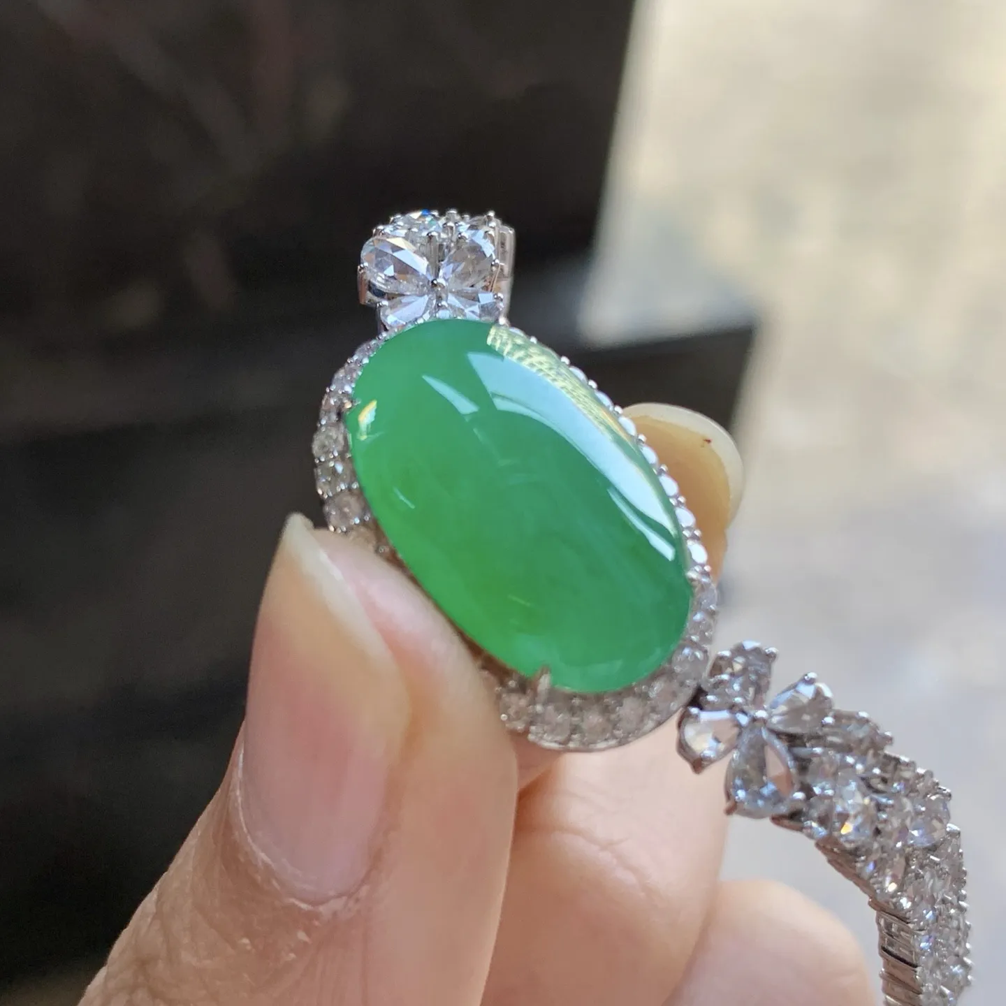 金钻镶嵌阳绿色蛋面手链^_^鲜艳 玉质温润