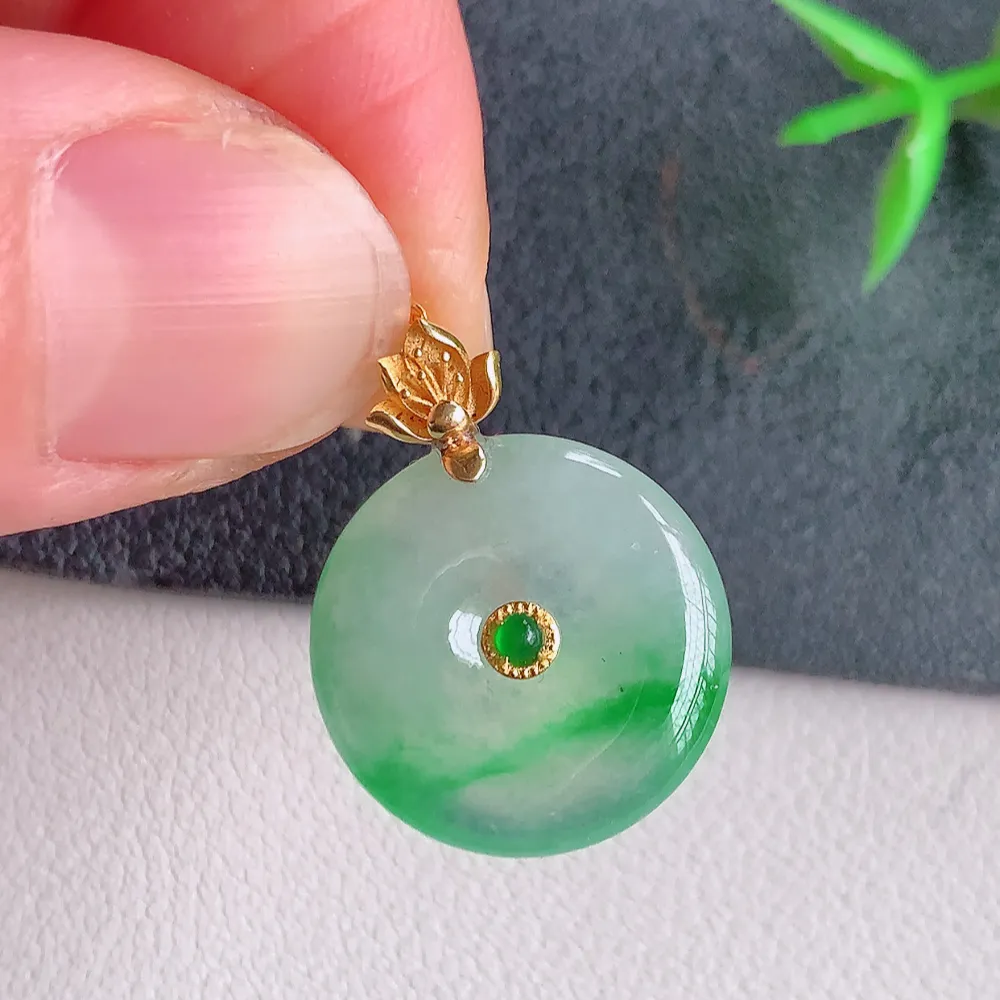 18k金冰润飘绿平安扣吊坠，厚装饱满，冰润剔透，细腻水足，种质润泽，飘花灵动，佩戴优雅大气，W141.2   整体尺寸：22-16.8-4mm   裸石尺寸：16.8-4mm