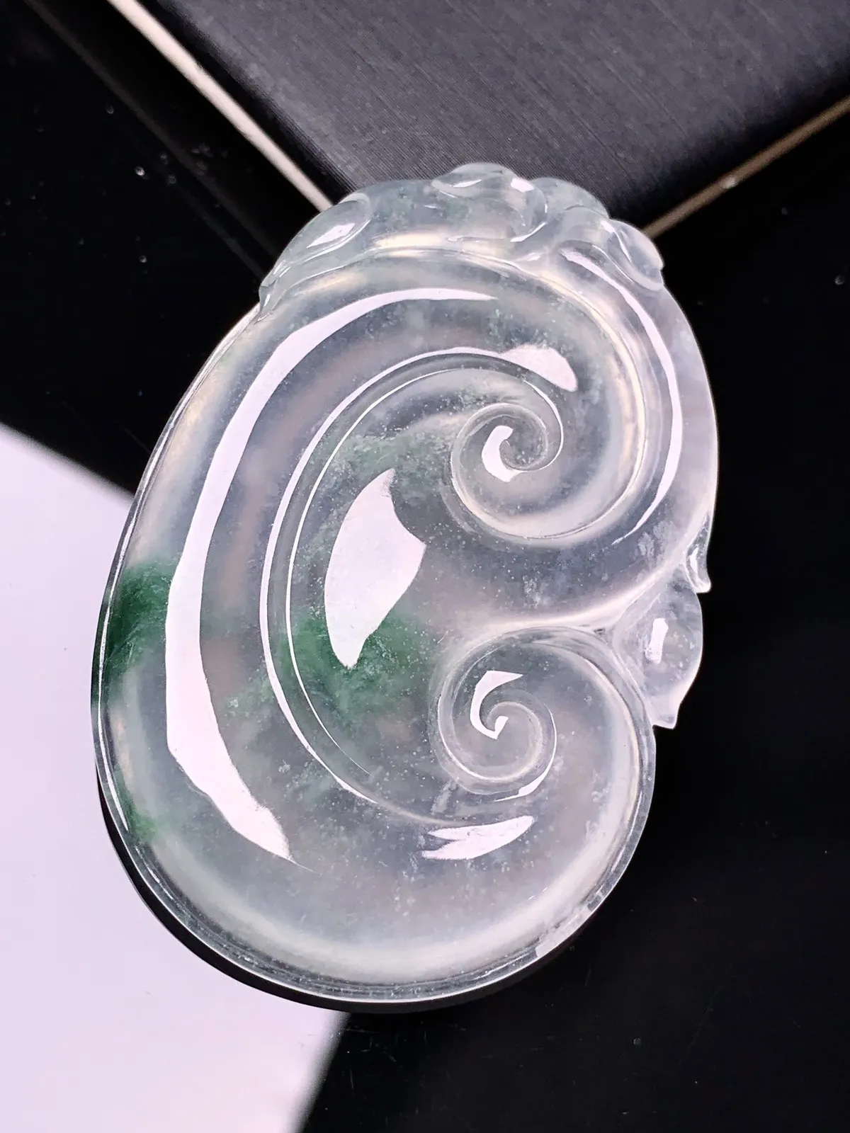 飘绿如意吊坠 玉质细腻 色泽清新艳丽 整体尺寸48.2*32.2*4.8