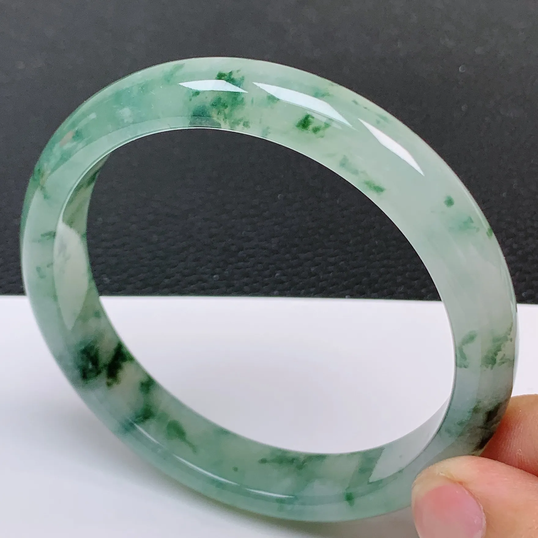 62～63大圈口 天然翡翠老坑冰润飘花正圈手镯 尺寸62.2.*12.2*7.8