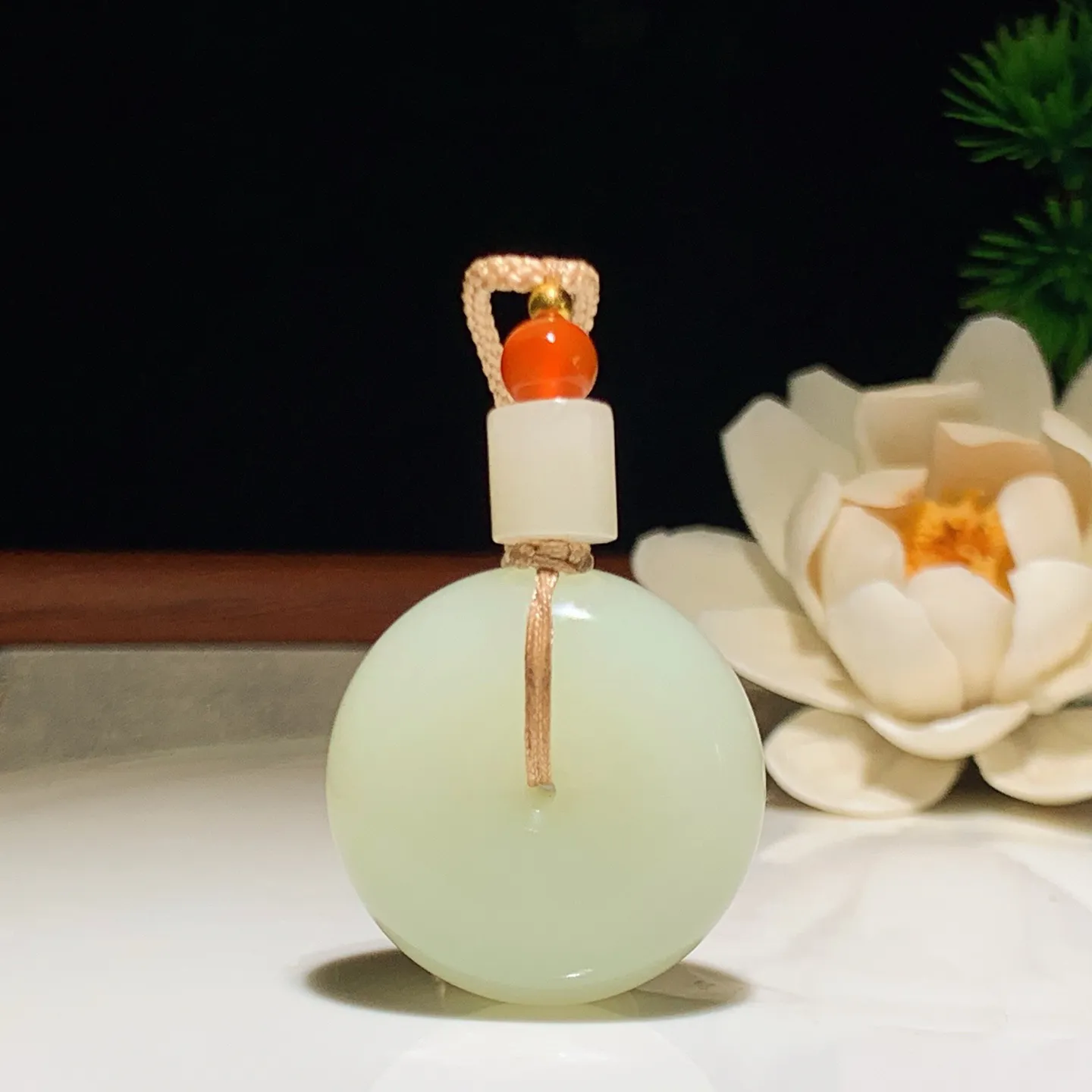 1新疆和田玉若羌黄口料平安扣挂件 尺寸28/13重22.5克，玉质细腻油润 脂粉好，品质好！lt260302