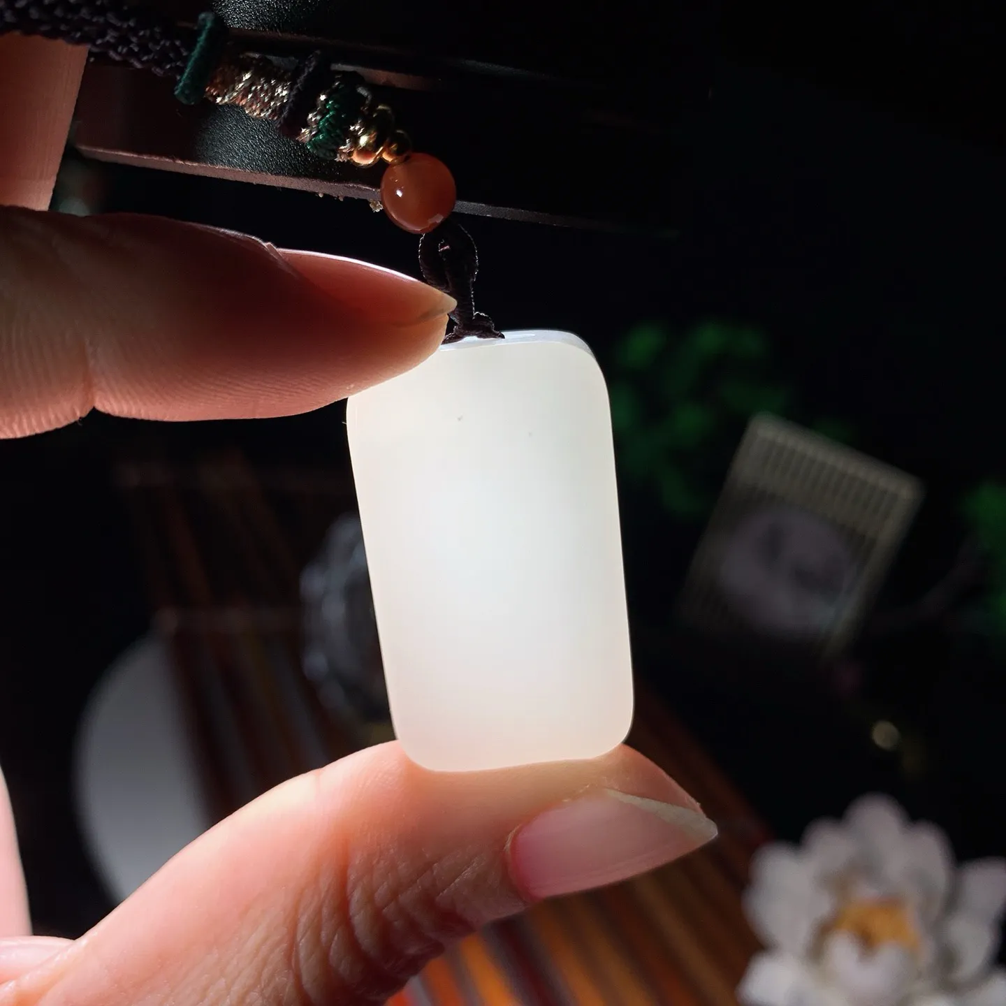 新疆和田玉平安无事牌挂件。尺寸32/18/8重15.6克 玉质细腻油润 底色纯净 脂粉好，品质好。lt260228