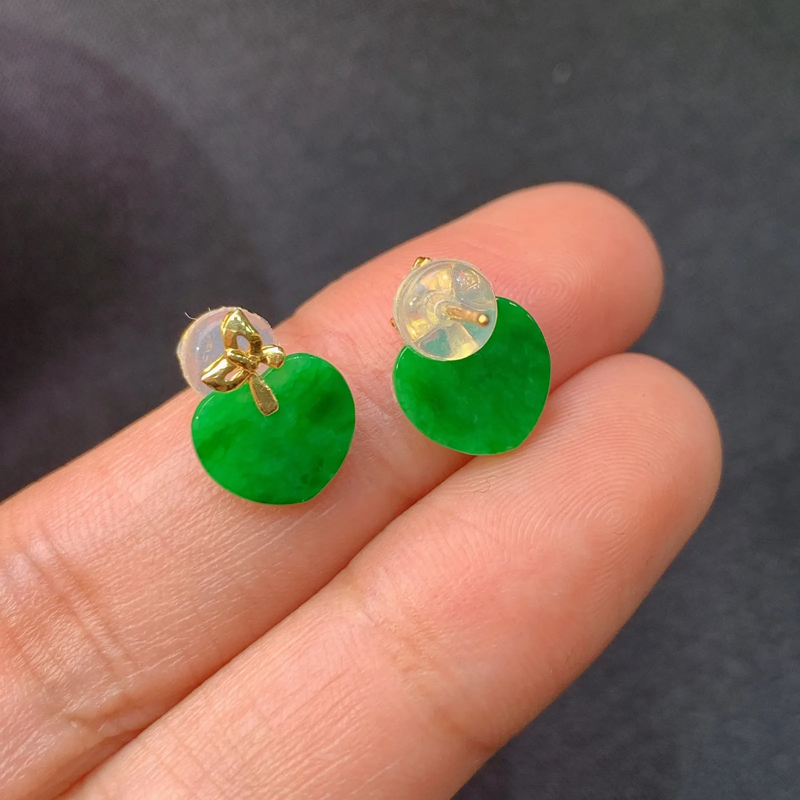 阳绿爱心耳钉，18k金镶嵌，简约时尚，冰润色阳，种水足，Xyg 尺寸7.6*8.7*1.1