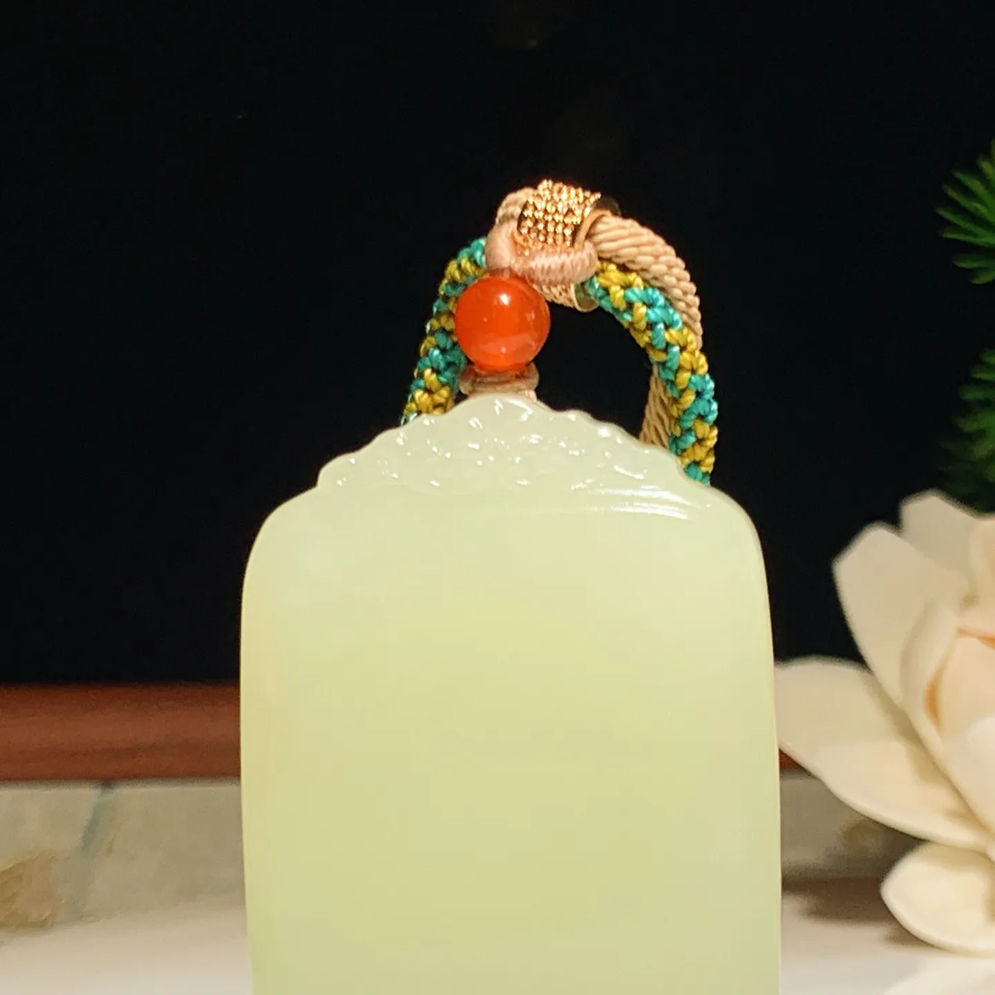 新疆和田玉若羌黄口料平安无事牌子挂件 尺寸50/36/12重62克，玉质细腻油润 脂粉好，品质好！lt260302