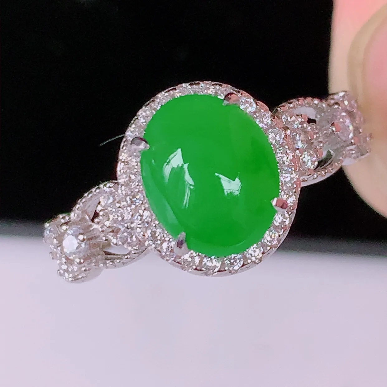 冰透满绿翡翠925银镶嵌戒指， 自然光实拍，翠色灵动，颜色漂亮，种老水足，品相佳佩戴佳品！#97.1