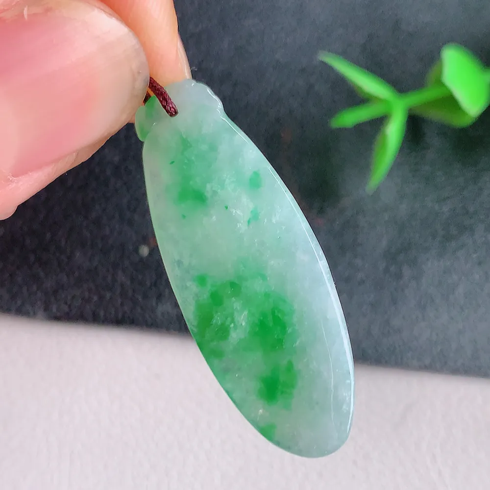 冰润飘阳绿福瓜翡翠吊坠，呱呱来财，福气满满的美好寓意，清新自然  沁人心脾，造型独特，清秀高雅  W141.2  尺寸：33-12.2-5mm