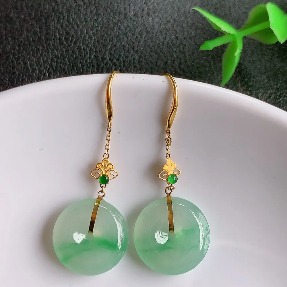 18k金冰透飘绿翡翠平安扣耳坠，自然光实拍，翠色灵动，颜色漂亮，种老水足，品相佳，佩戴佳品！W141