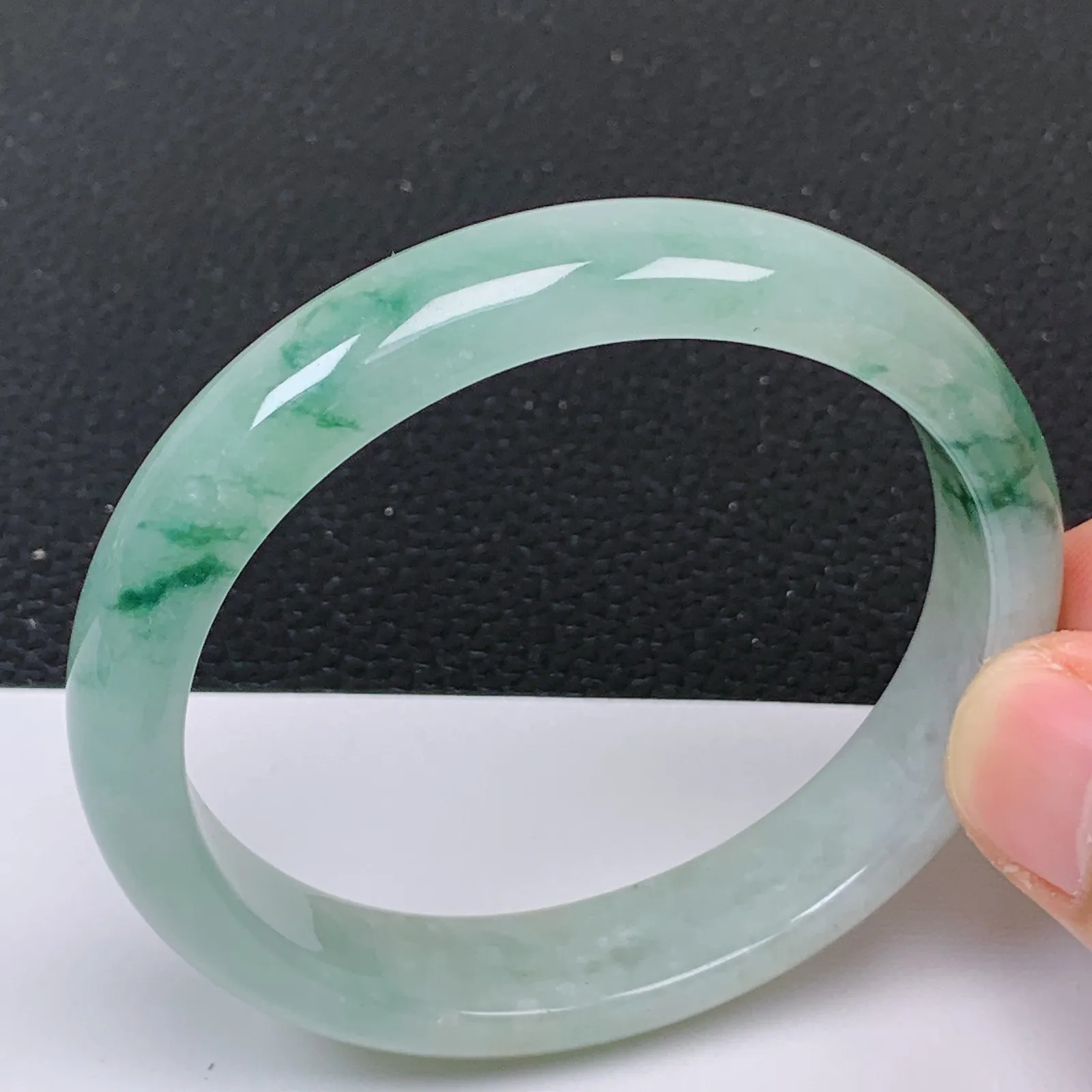 天然翡翠老坑冰润飘花贵妃手镯 尺寸56.8*51.3*12.5*7mm