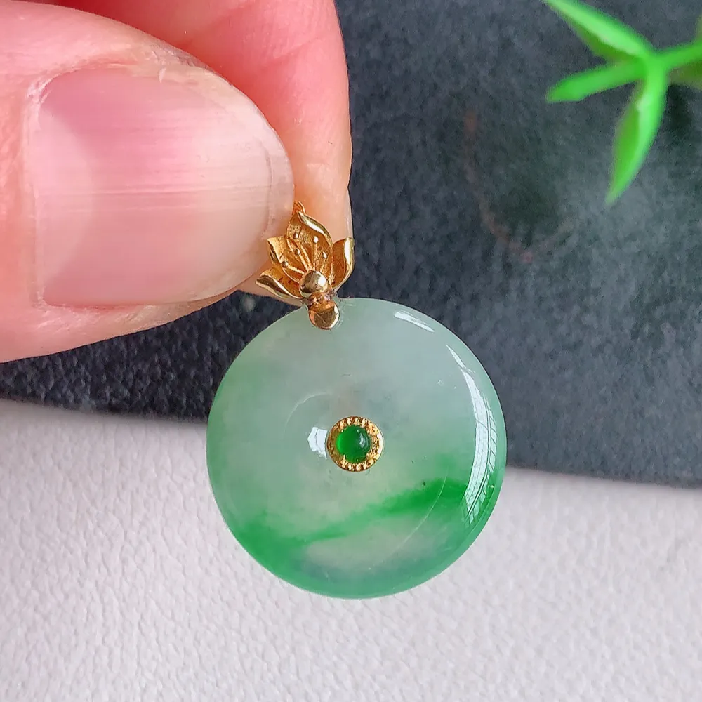 18k金冰润飘绿平安扣吊坠，厚装饱满，冰润剔透，细腻水足，种质润泽，飘花灵动，佩戴优雅大气，W141.2   整体尺寸：22-16.8-4mm   裸石尺寸：16.8-4mm