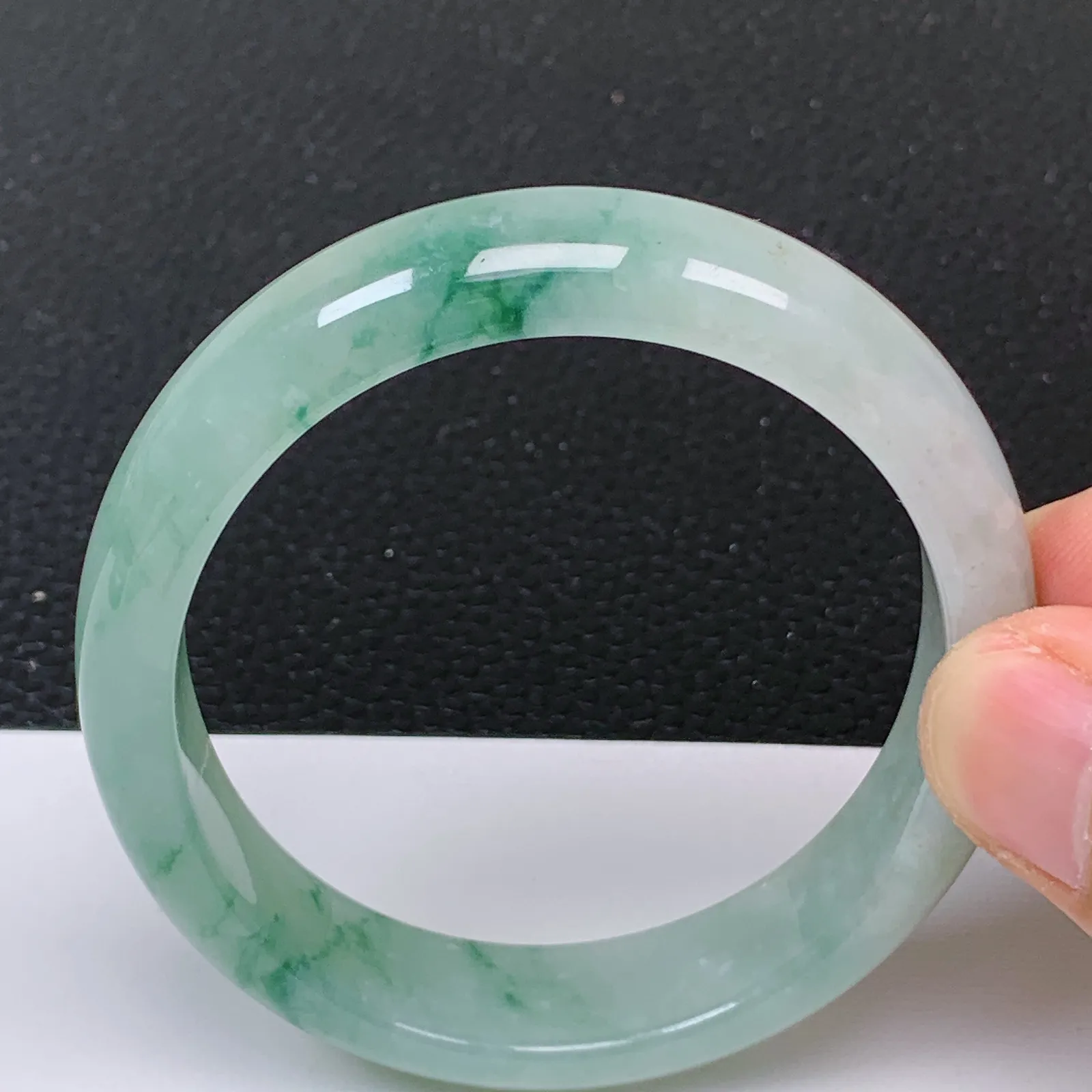 天然翡翠老坑冰润飘花贵妃手镯 尺寸56.8*51.3*12.5*7mm