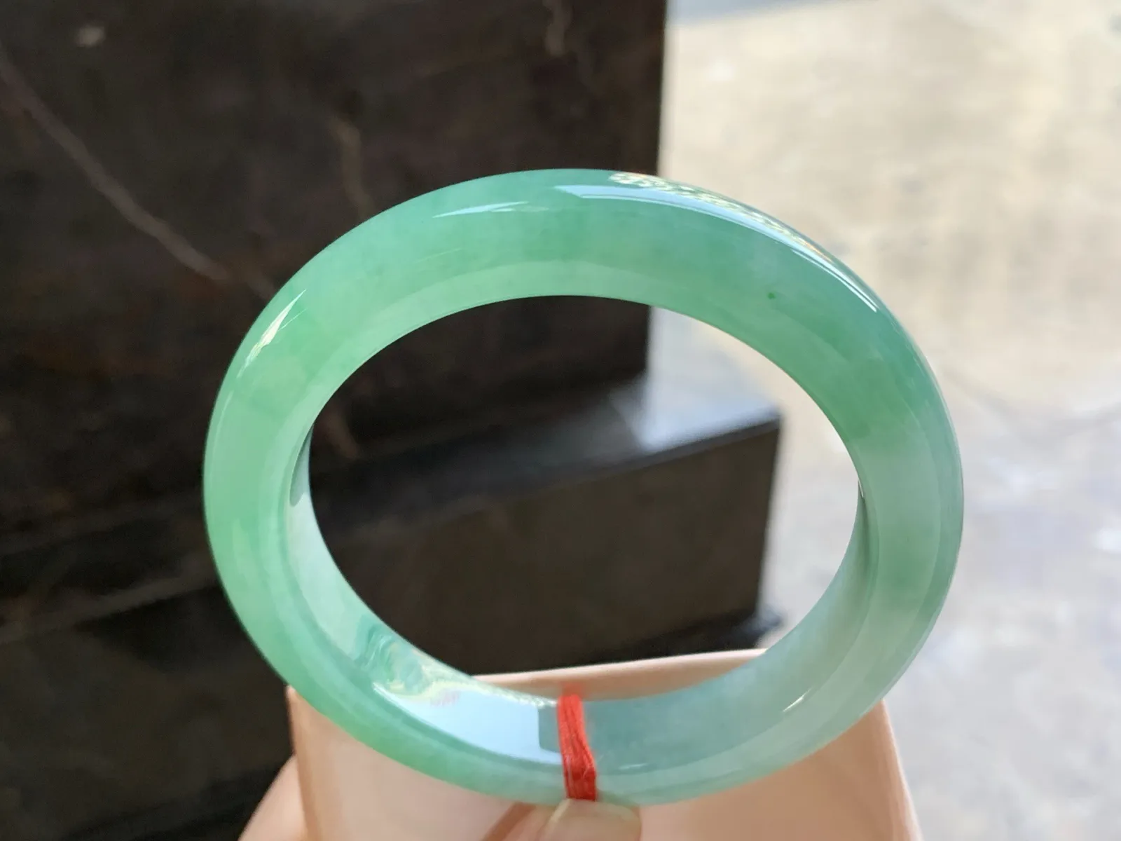 60.5-12.5-10

阳绿色手镯^_^大圈 玉质温润