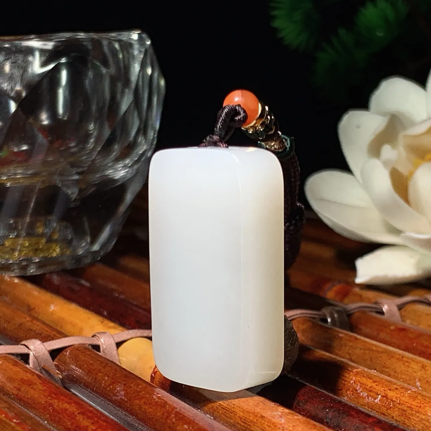 新疆和田玉平安无事牌挂件。尺寸32/18/8重15.6克 玉质细腻油润 底色纯净 脂粉好，品质好。l