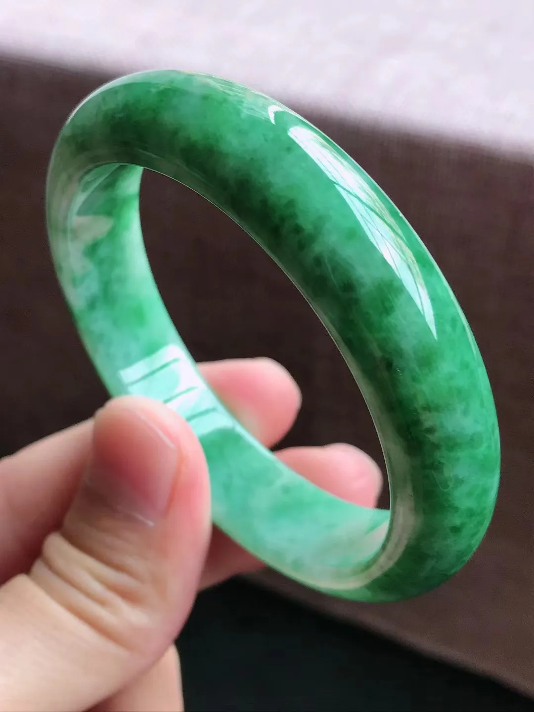 圈口55～56 天然翡翠老坑冰润满绿色正圈手镯 尺寸55.5*13.5*8.2mm