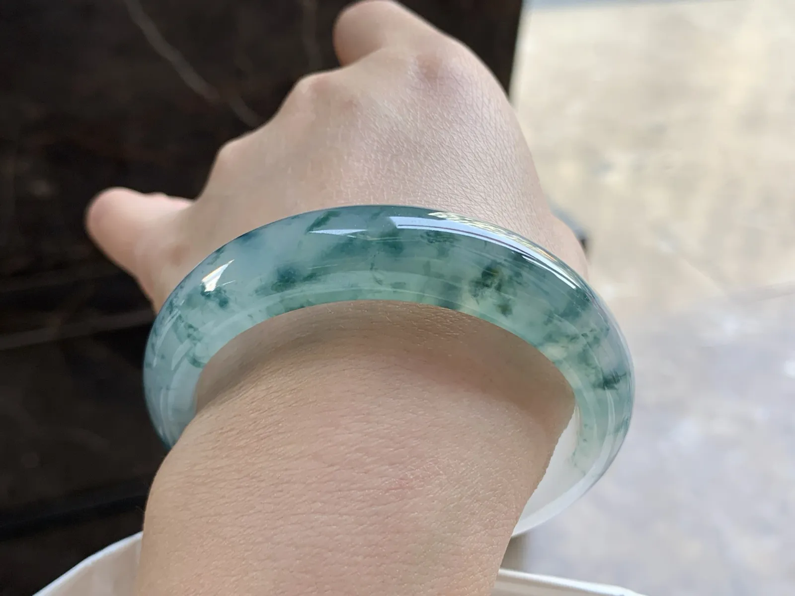 55.5-13.7-8.6

蓝花手镯^_^飘花好看 玉质温润