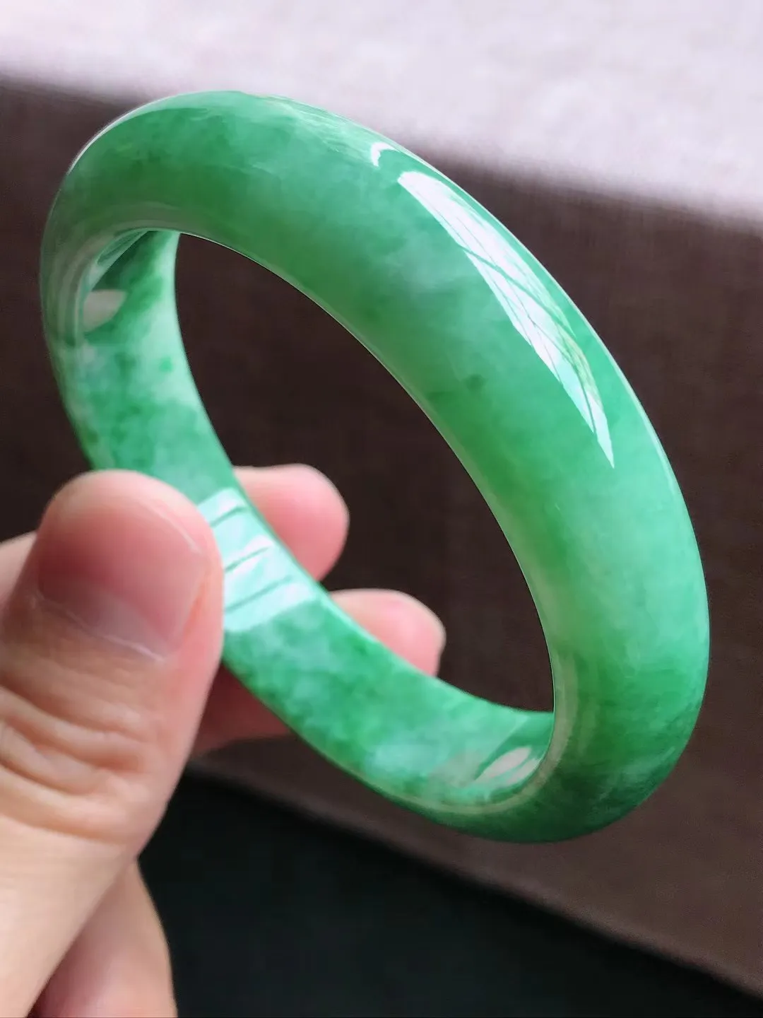 圈口55～56 天然翡翠老坑冰润满绿色正圈手镯 尺寸55.5*13.5*8.2mm