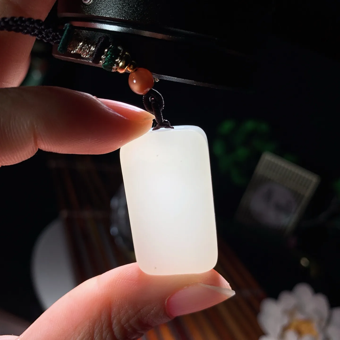 新疆和田玉平安无事牌挂件。尺寸32/18/8重15.6克 玉质细腻油润 底色纯净 脂粉好，品质好。lt260228