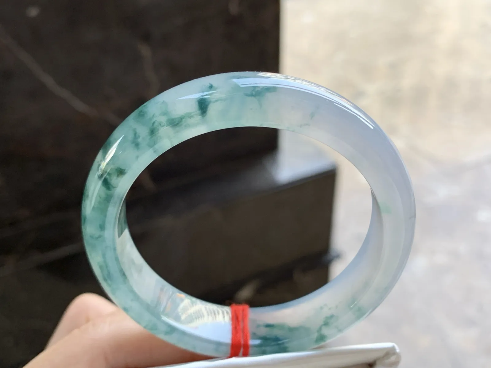 55.5-13.7-8.6

蓝花手镯^_^飘花好看 玉质温润