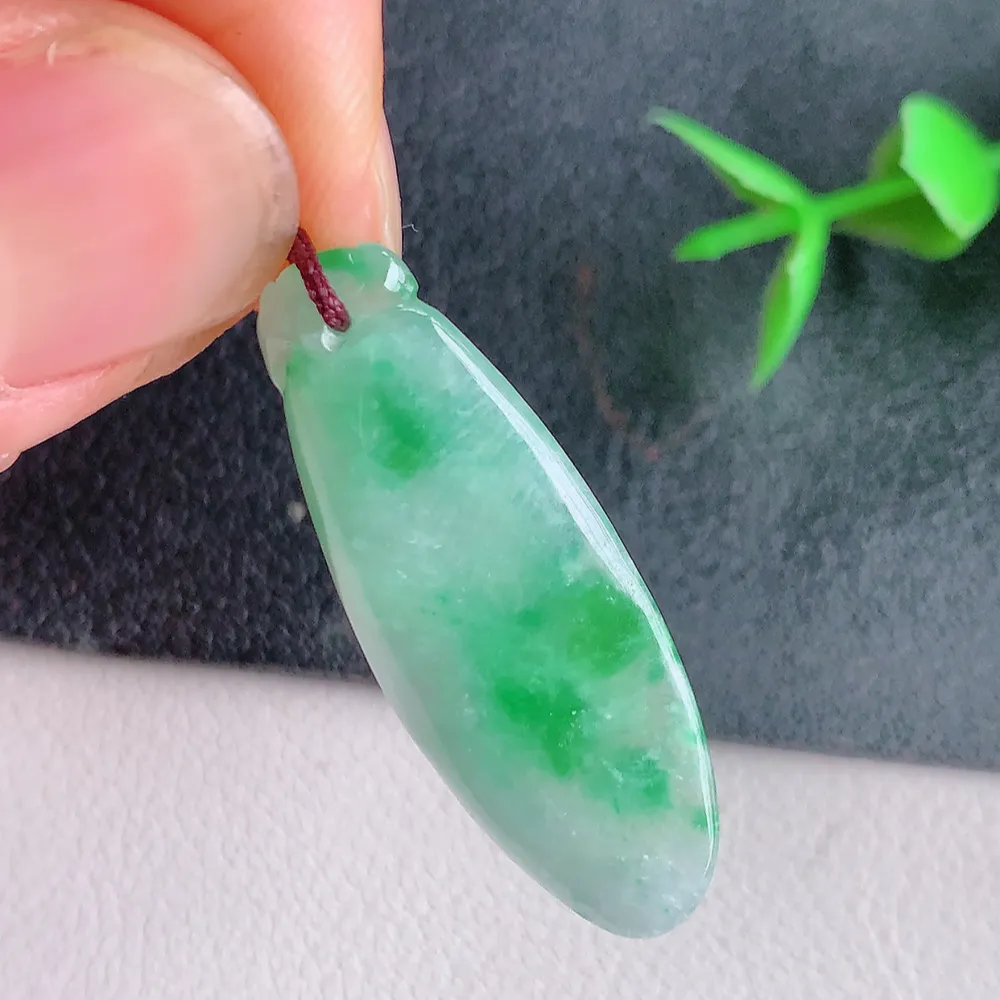 冰润飘阳绿福瓜翡翠吊坠，呱呱来财，福气满满的美好寓意，清新自然  沁人心脾，造型独特，清秀高雅  W