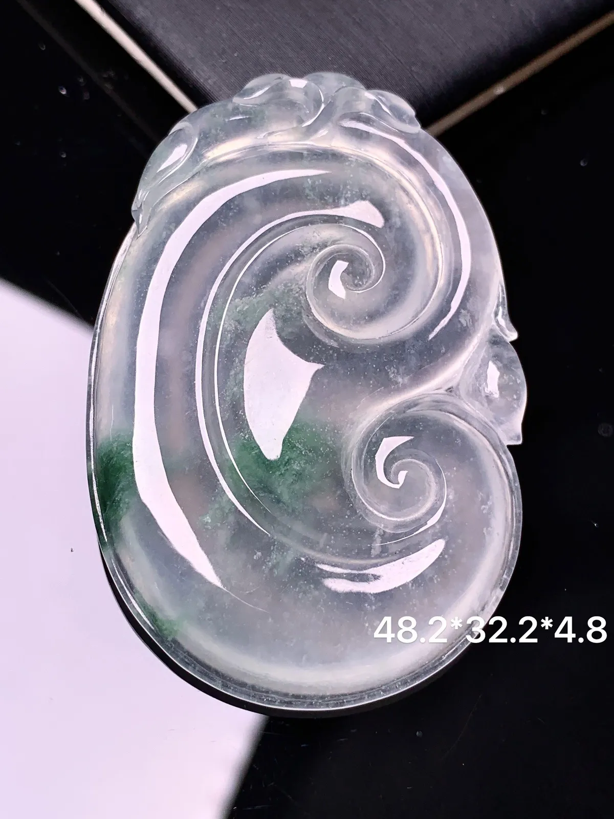 飘绿如意吊坠 玉质细腻 色泽清新艳丽 整体尺寸48.2*32.2*4.8