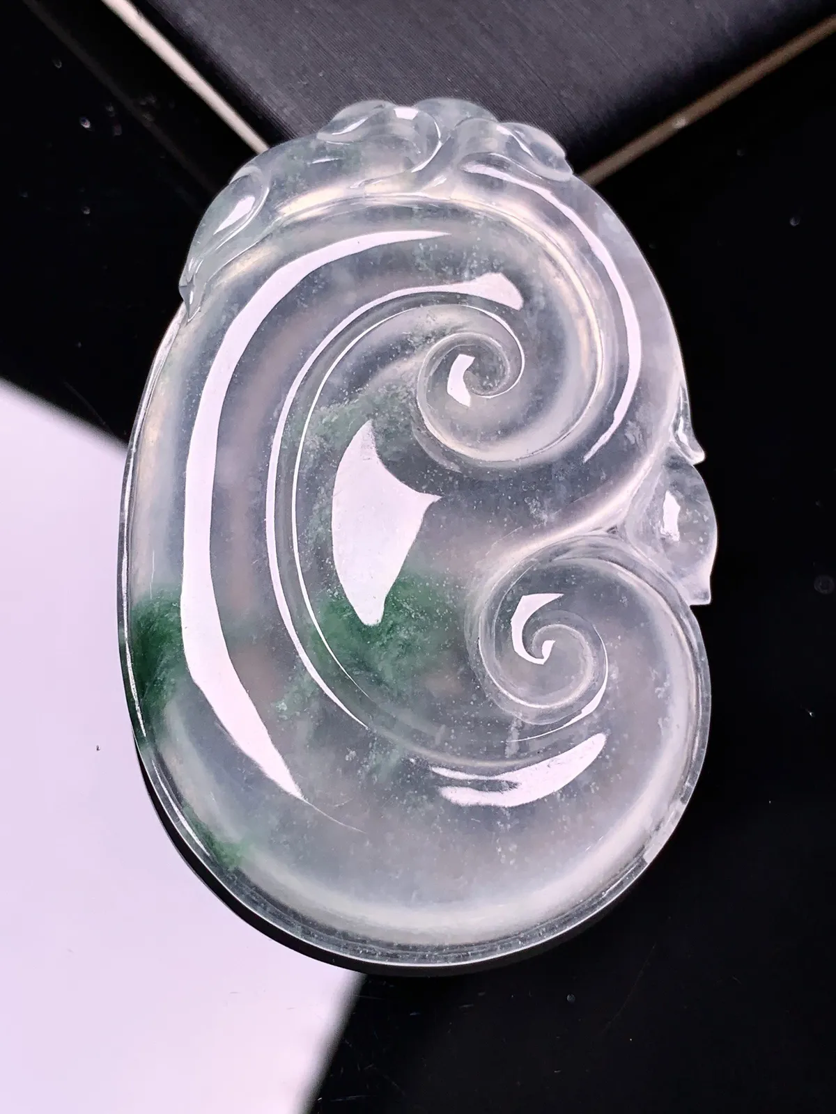 飘绿如意吊坠 玉质细腻 色泽清新艳丽 整体尺寸48.2*32.2*4.8