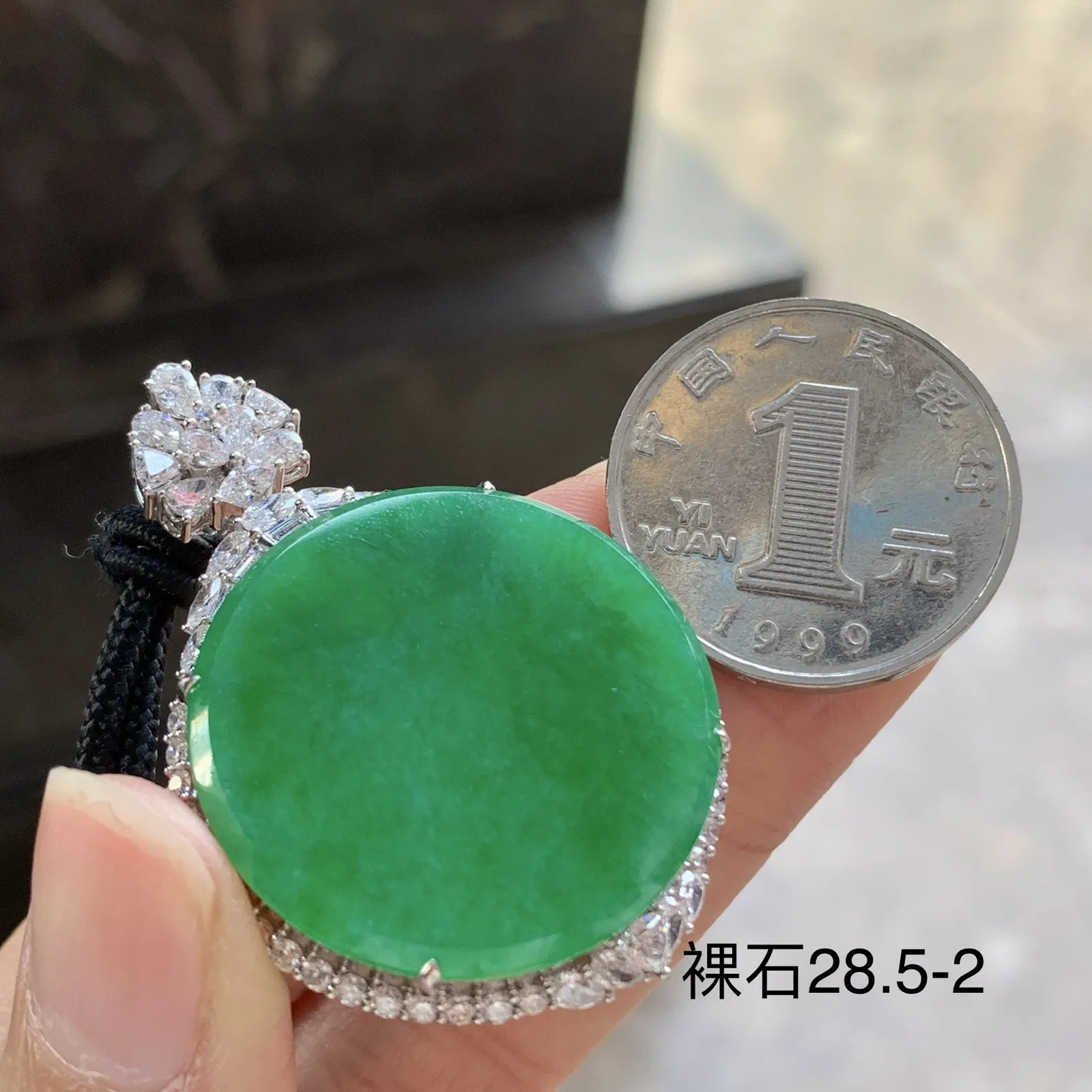 金钻镶嵌辣绿色圆牌^_^鲜艳