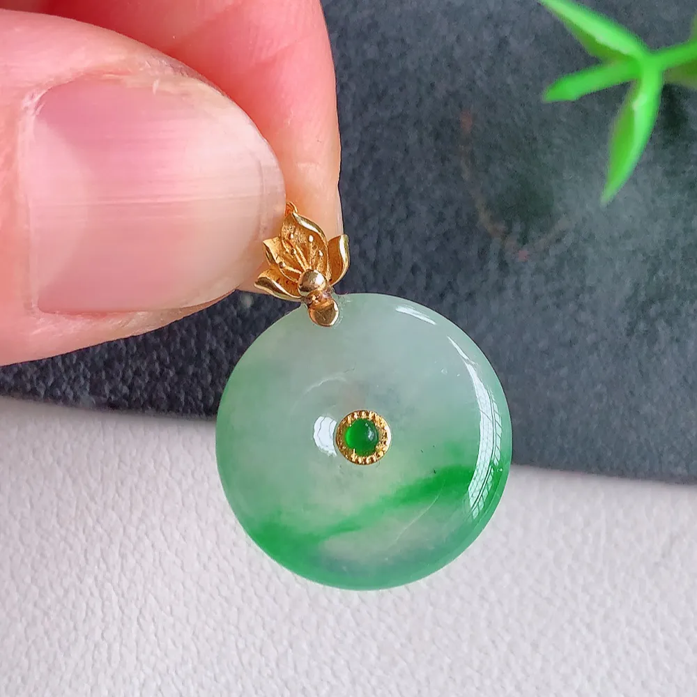 18k金冰润飘绿平安扣吊坠，厚装饱满，冰润剔透，细腻水足，种质润泽，飘花灵动，佩戴优雅大气，W141.2   整体尺寸：22-16.8-4mm   裸石尺寸：16.8-4mm