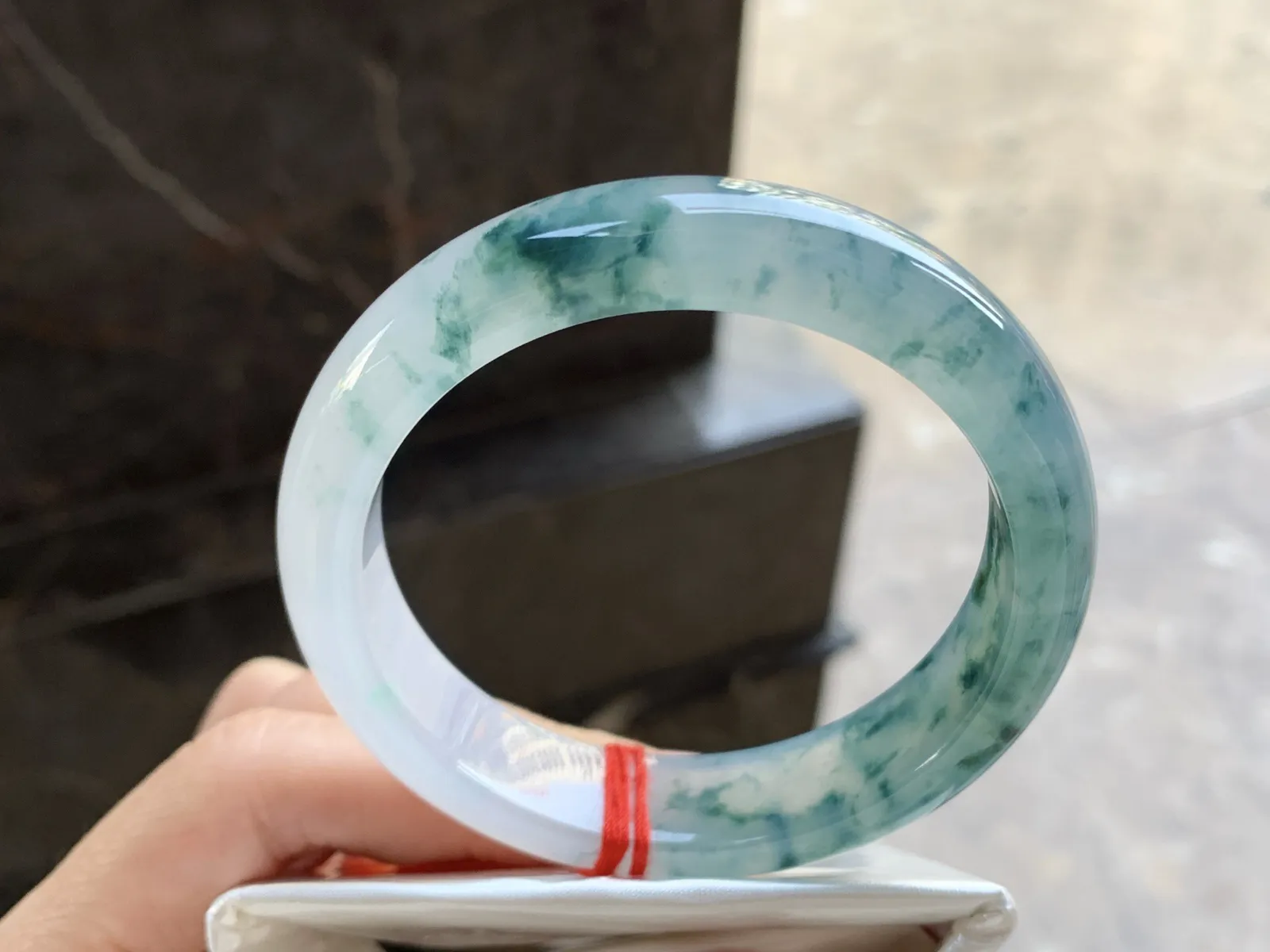 55.5-13.7-8.6

蓝花手镯^_^飘花好看 玉质温润