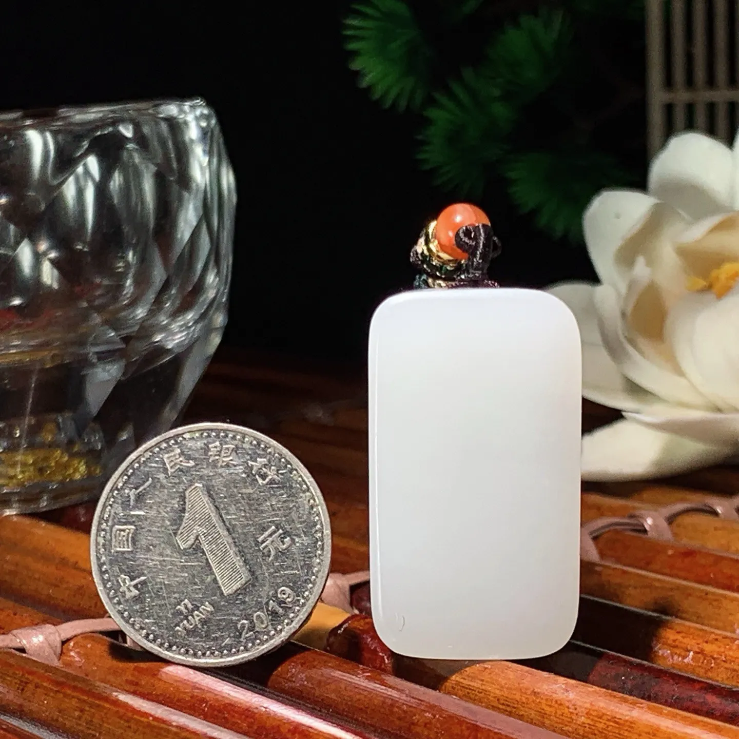 新疆和田玉平安无事牌挂件。尺寸32/18/8重15.6克 玉质细腻油润 底色纯净 脂粉好，品质好。lt260228