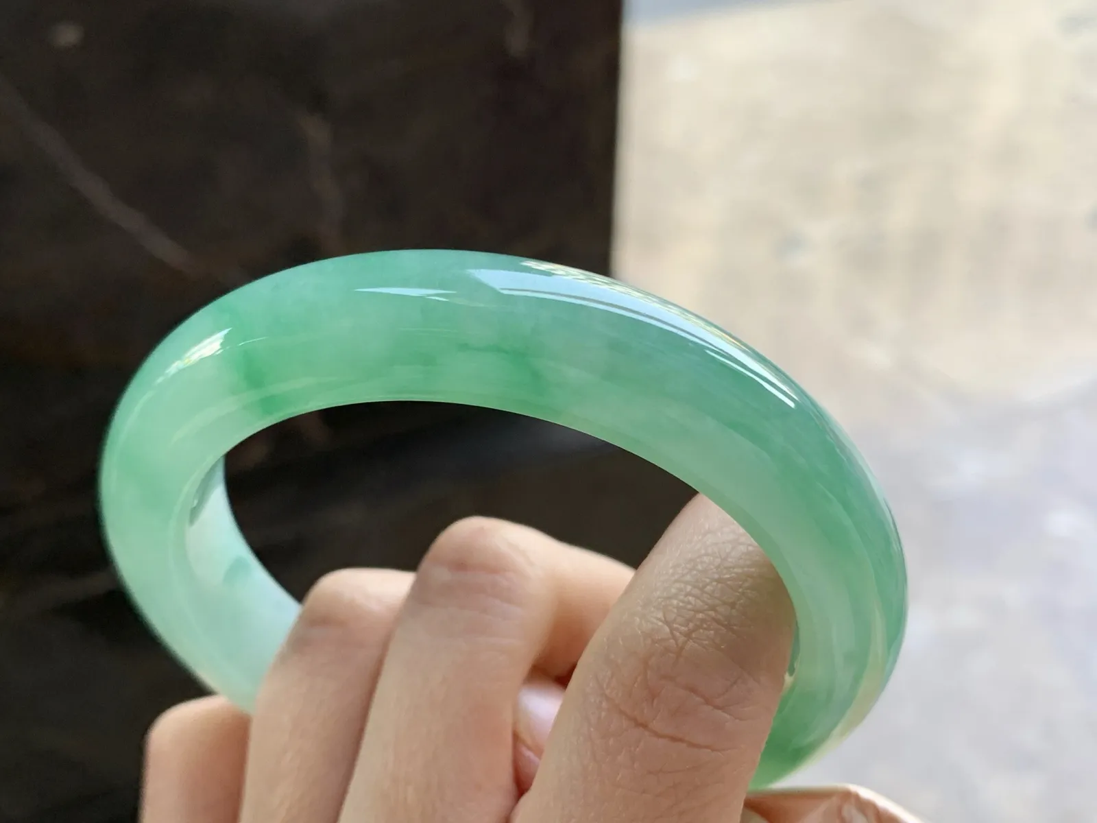 60.5-12.5-10

阳绿色手镯^_^大圈 玉质温润