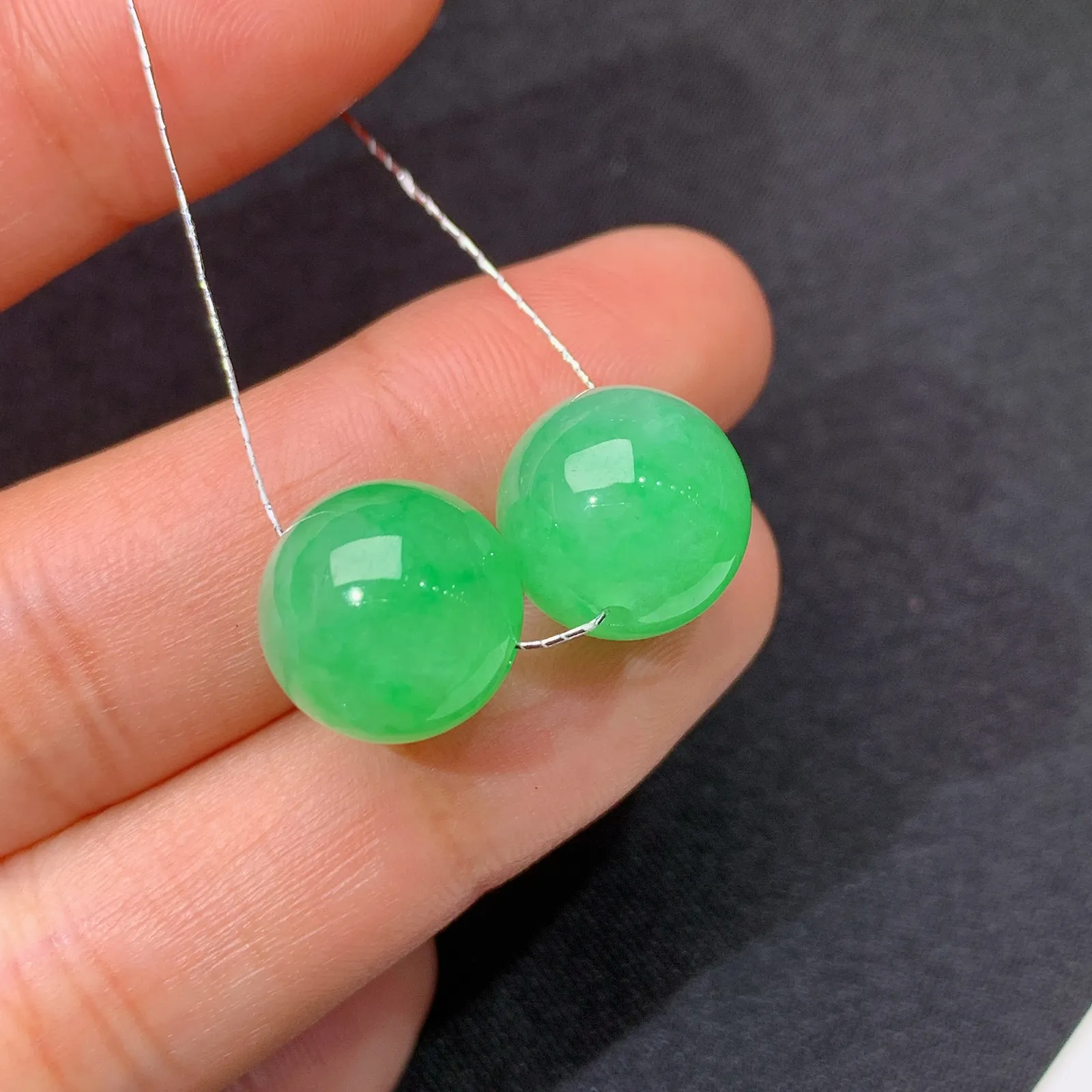 冰阳绿圆珠一对，镶嵌佳品，冰润色阳，种水足，Be 直径12
