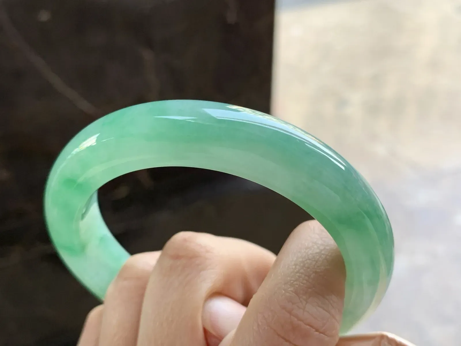 60.5-12.5-10

阳绿色手镯^_^大圈 玉质温润