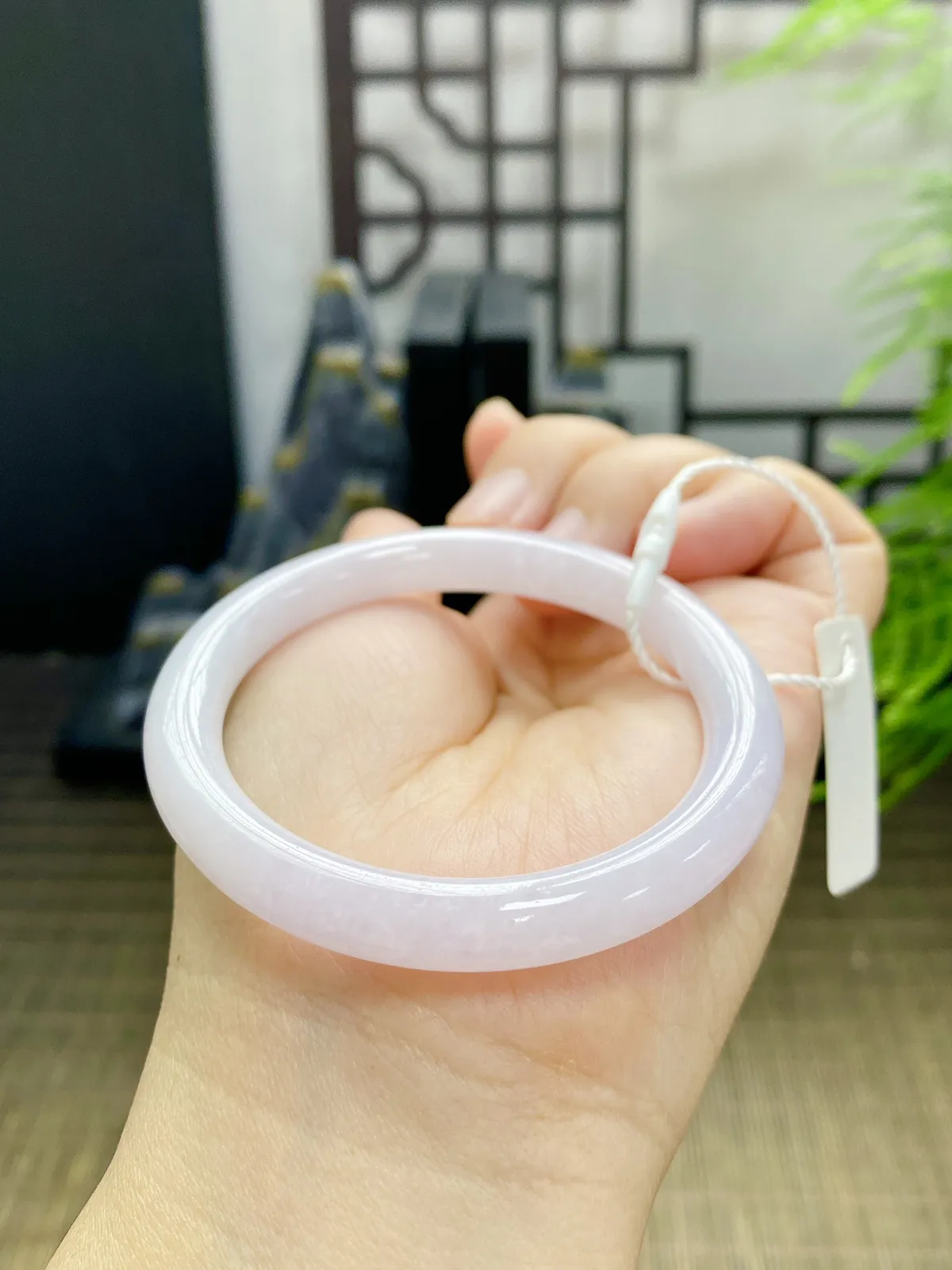 【超低价放大漏】52-54圈天然缅甸翡翠A货手镯，淡粉底肉细腻，贵妃圆条镯型。上手仙气十足，喜欢先下手。圈口54-7-7