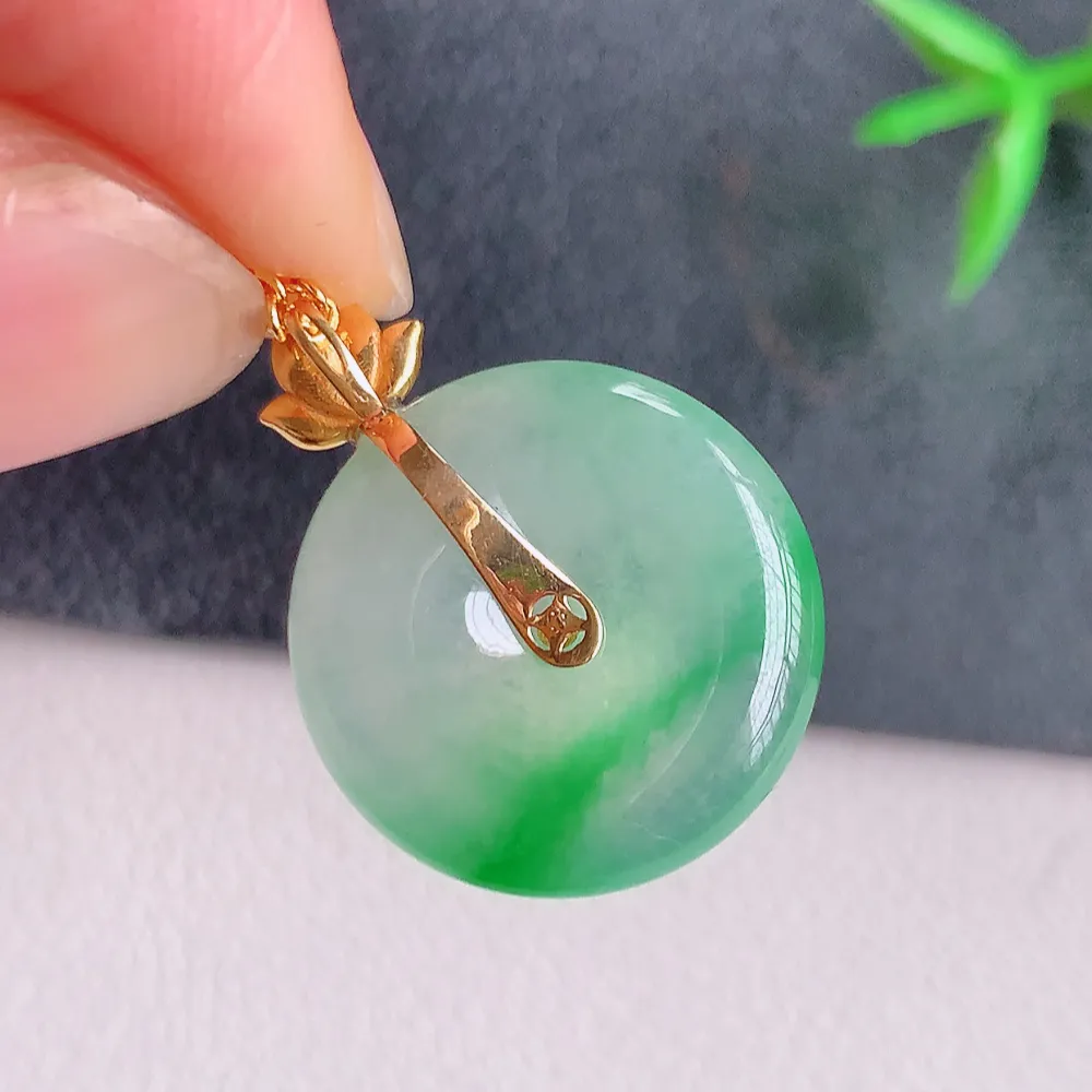 18k金冰润飘绿平安扣吊坠，厚装饱满，冰润剔透，细腻水足，种质润泽，飘花灵动，佩戴优雅大气，W141.2   整体尺寸：22-16.8-4mm   裸石尺寸：16.8-4mm